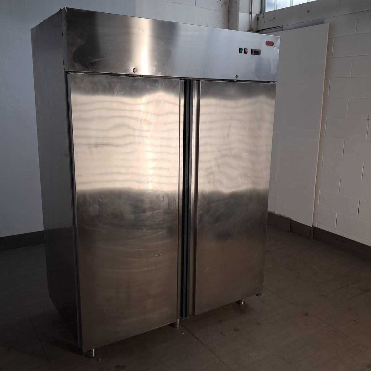Frigorifero positivo a 2 colonne da 1400 L in acciaio inox AISI 304, L 144 cm, P 80 cm, H 200 cm — usato Attrezzatura da ristorazione usata Sd Service Store
