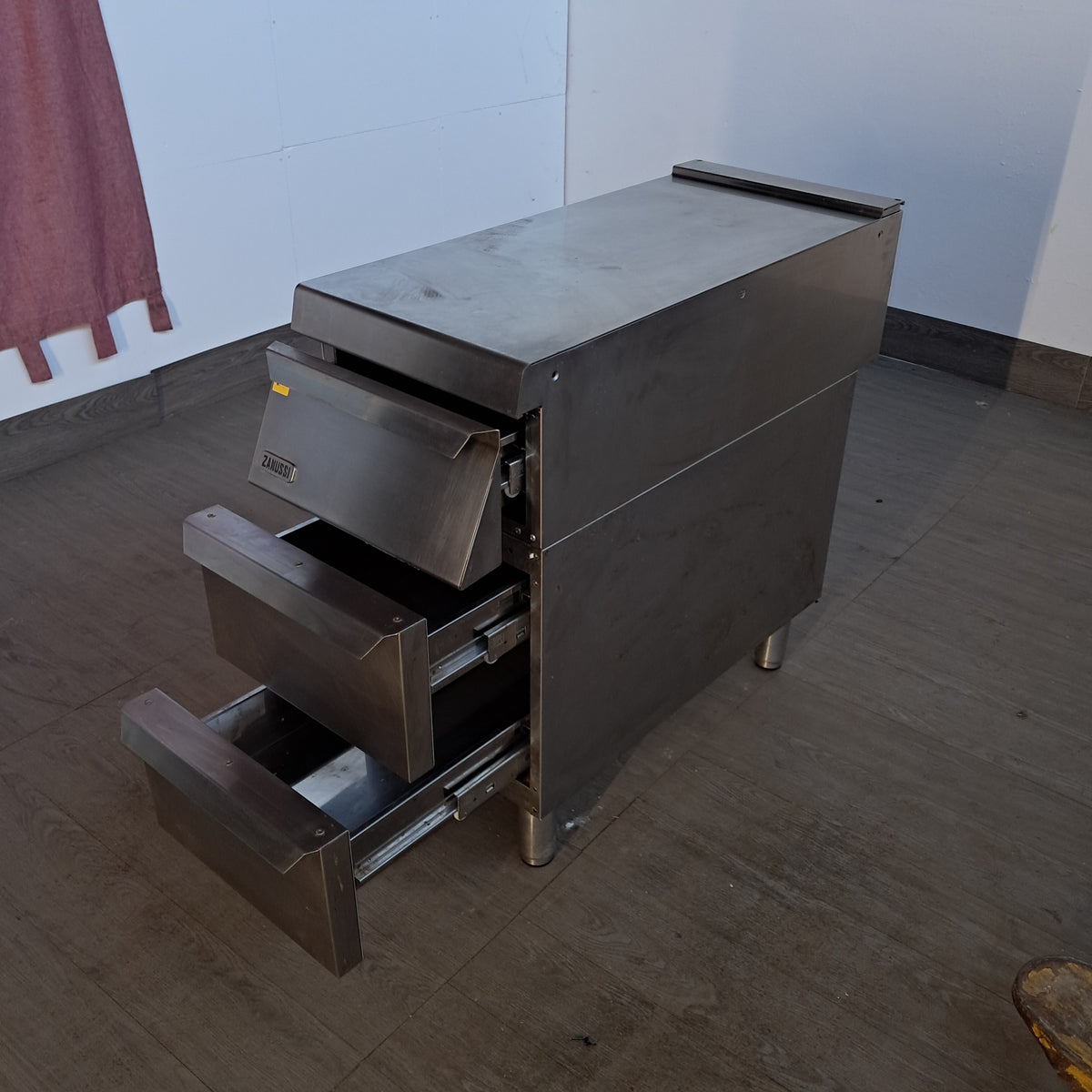 Cassettiera Zanussi in acciaio inox AISI 304 con 3 cassetti, L 90 cm, P 40 cm, H 85 cm — usata Attrezzatura da ristorazione usata Sd Service Store