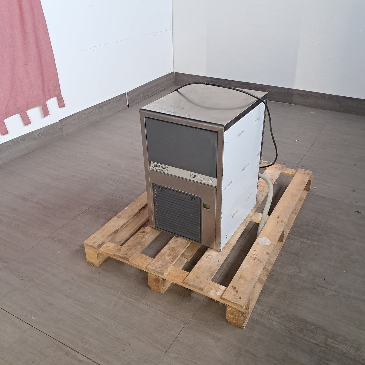 Produttore di ghiaccio Brema a cubetto pieno, 22 kg/giorno, L 39 cm, P 46 cm, H 71 cm — usato Attrezzatura da ristorazione usata Sd Service Store