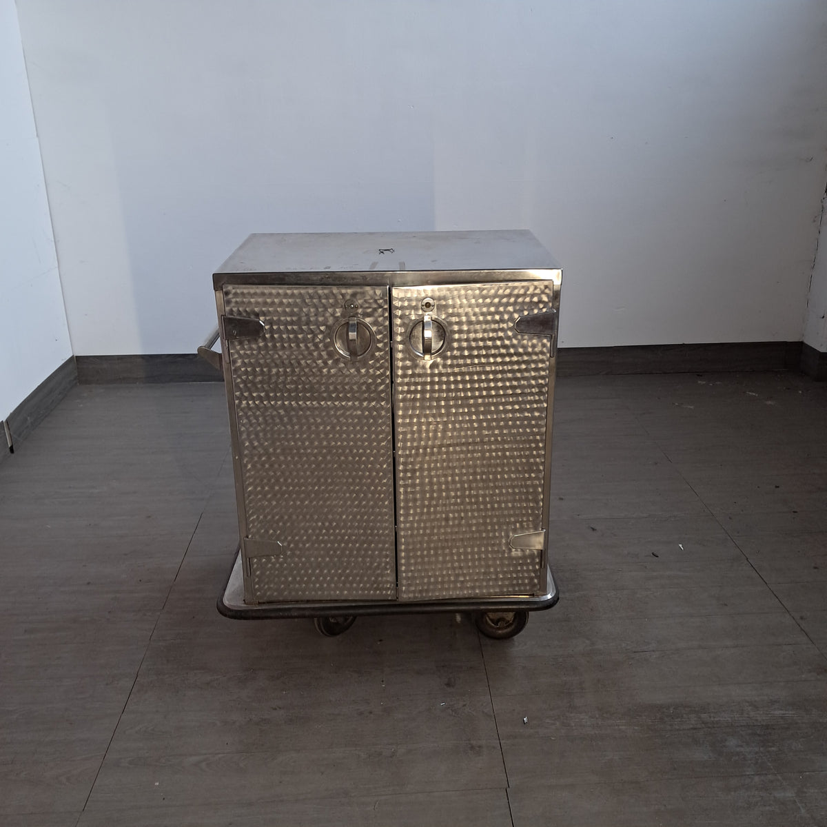 Carrello in acciaio con 2 sportelli, mensole interne e ruote, L 90 cm, P 60 cm, H 107 cm — usato