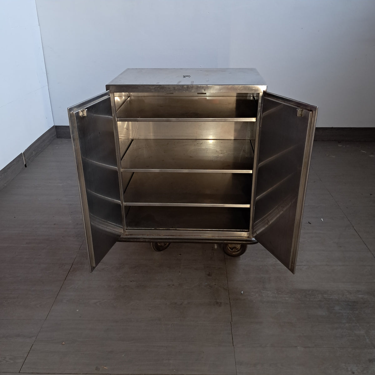 Carrello in acciaio con 2 sportelli, mensole interne e ruote, L 90 cm, P 60 cm, H 107 cm — usato
