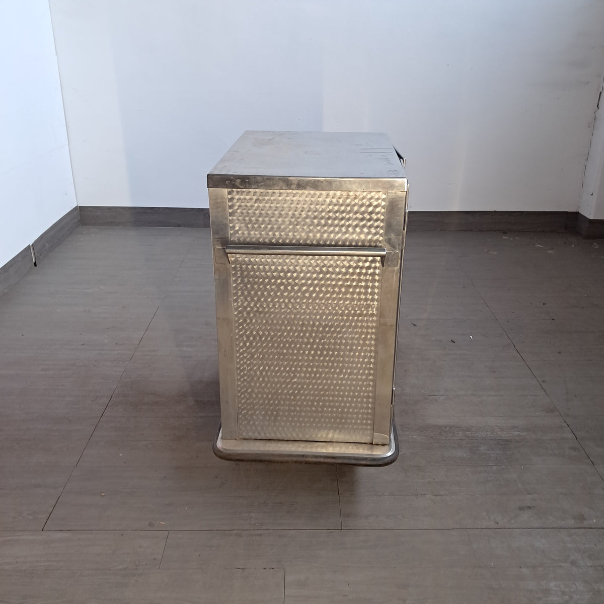 Carrello in acciaio con 2 sportelli, mensole interne e ruote, L 90 cm, P 60 cm, H 107 cm — usato