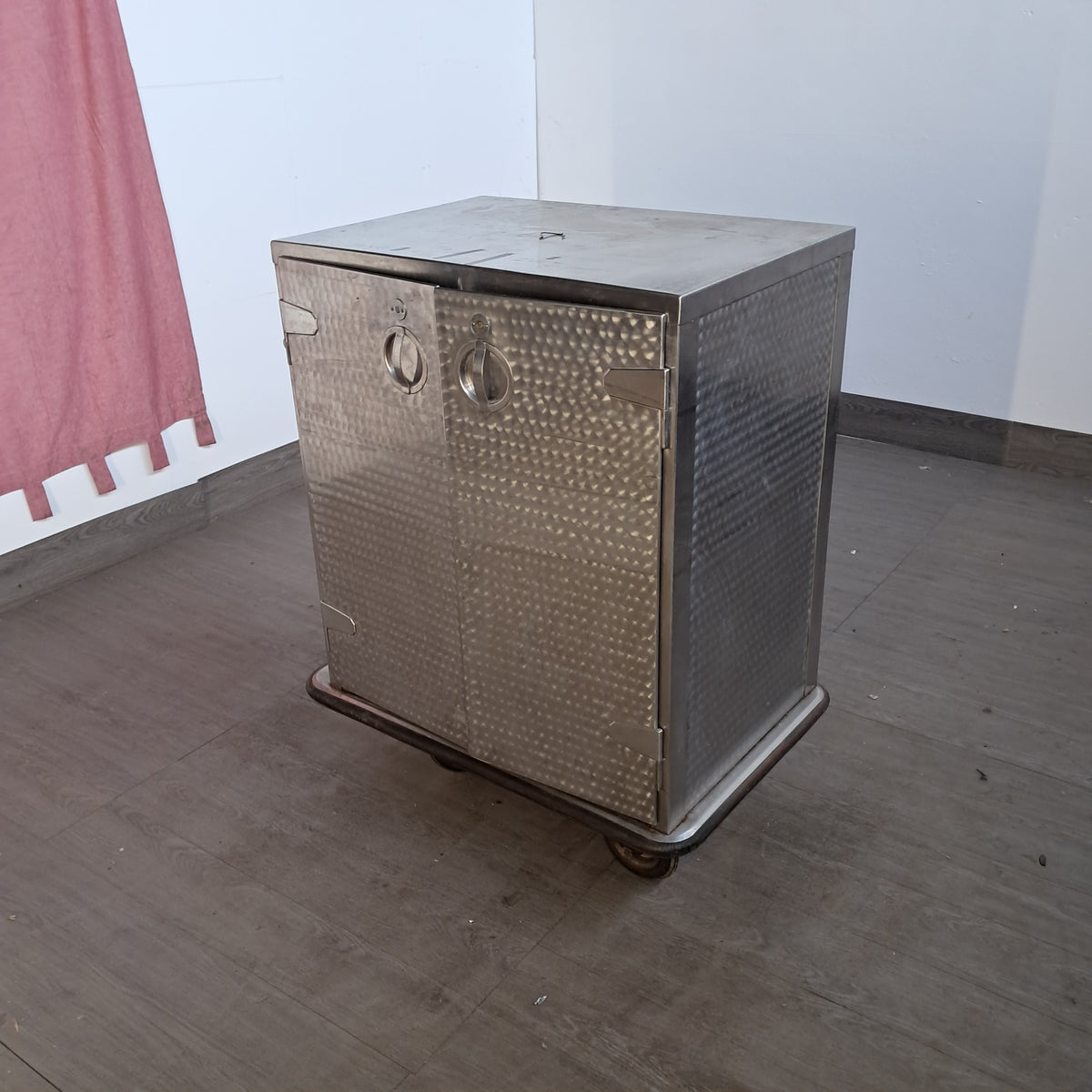 Carrello in acciaio con 2 sportelli, mensole interne e ruote, L 90 cm, P 60 cm, H 107 cm — usato