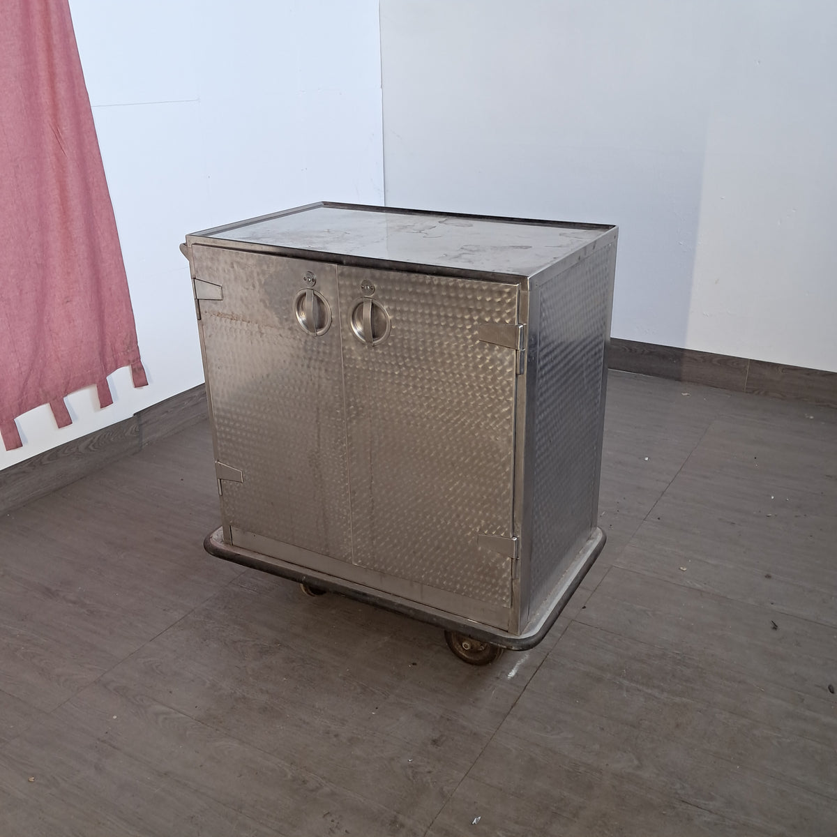 Carrello scaldapiatti elettrico con 2 sportelli, mensole interne e ruote, 220 V, L 95 cm, P 60 cm, H 102 cm — usato