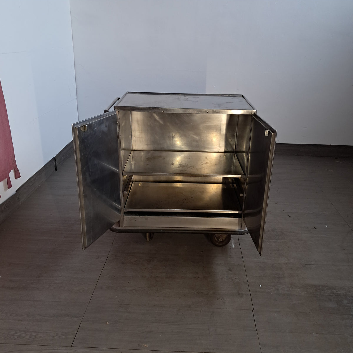 Carrello scaldapiatti elettrico con 2 sportelli, mensole interne e ruote, 220 V, L 95 cm, P 60 cm, H 102 cm — usato