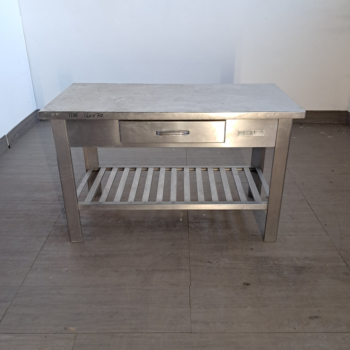 Tavolo inox AISI 304 con 1 cassetto centrale, L 140 cm, P 70 cm, H 85 cm — usato Attrezzatura da ristorazione usata Sd Service Store