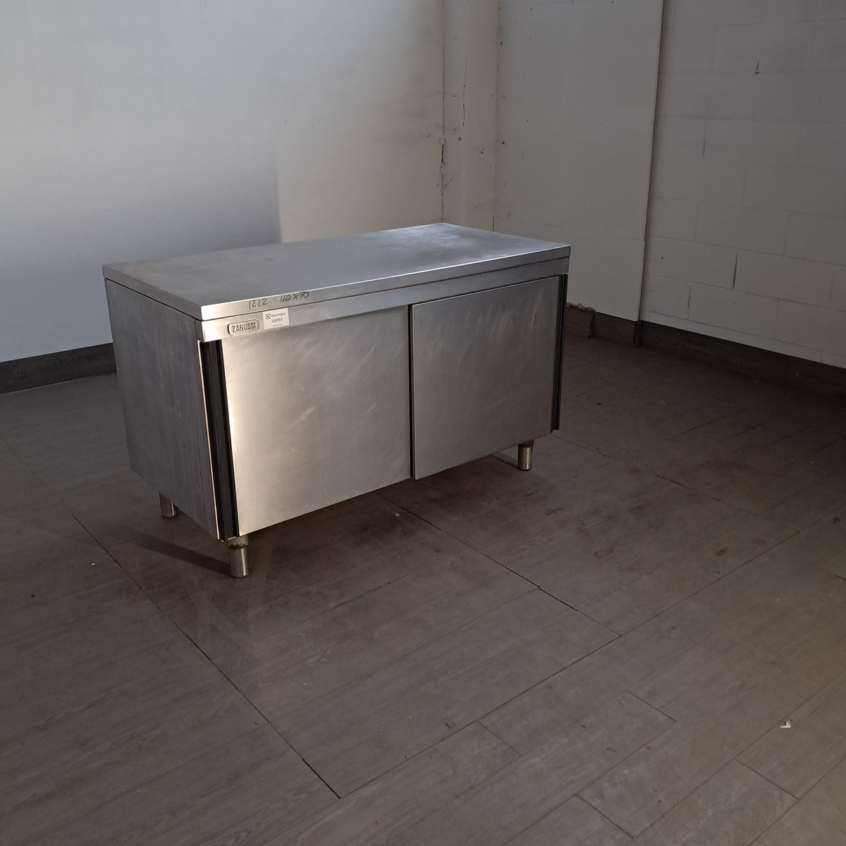 Banco inox AISI 304 con 2 sportelli, L 140 cm, P 70 cm, H 85 cm — usato Attrezzatura da ristorazione usata Sd Service Store