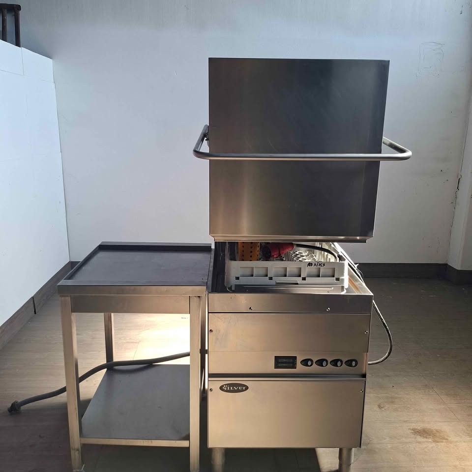 Lavastoviglie a capote per ristorante cesto 50x50 (Marca Silver) con tavolo d'uscita Attrezzatura da ristorazione usata Sd Service Store