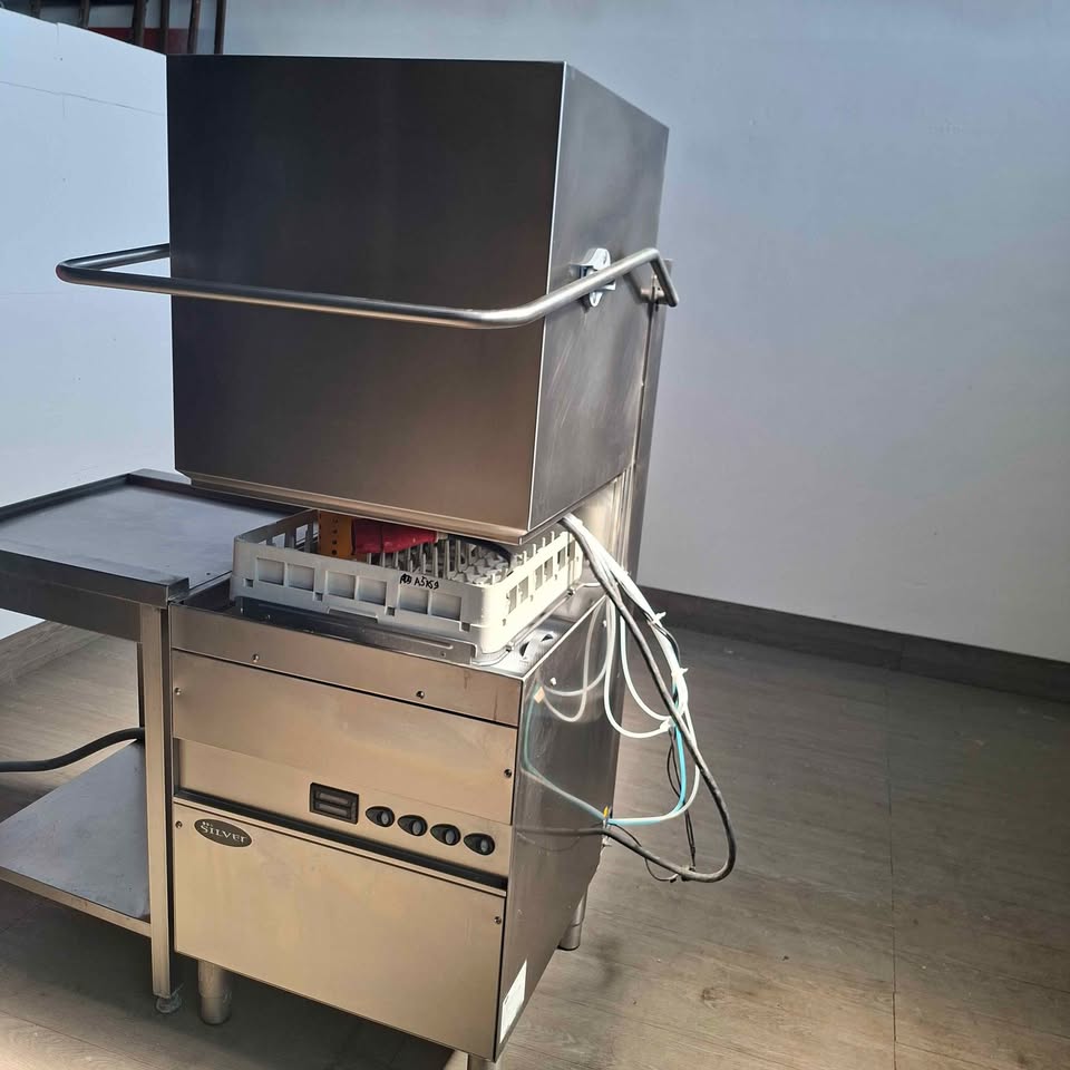 Lavastoviglie a capote per ristorante cesto 50x50 (Marca Silver) con tavolo d'uscita Attrezzatura da ristorazione usata Sd Service Store