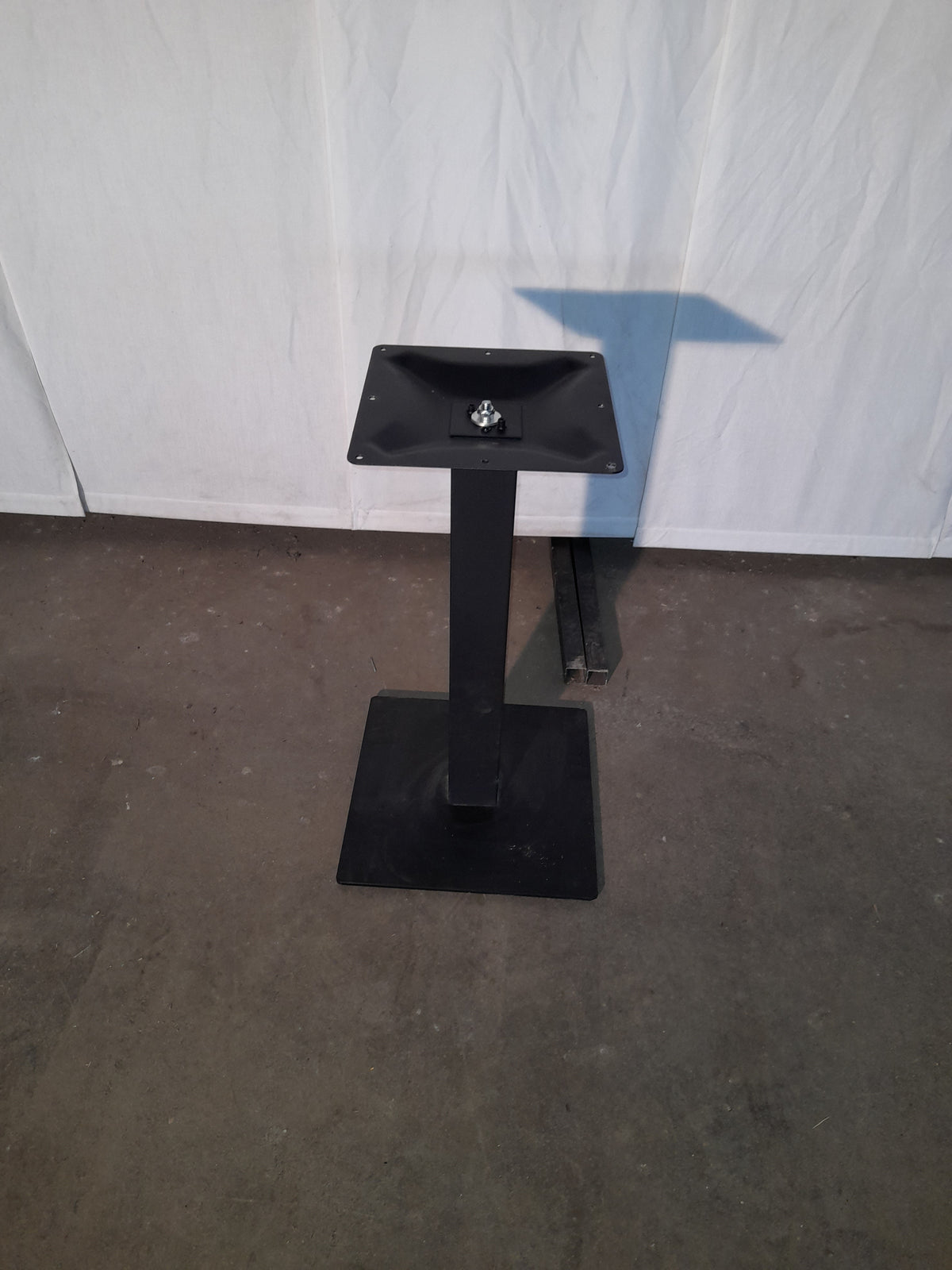 2 piantane per tavoli, colore nero, piano max 80 × 80 cm, altezza 72 cm — usate Attrezzatura da ristorazione usata Sd Service Store