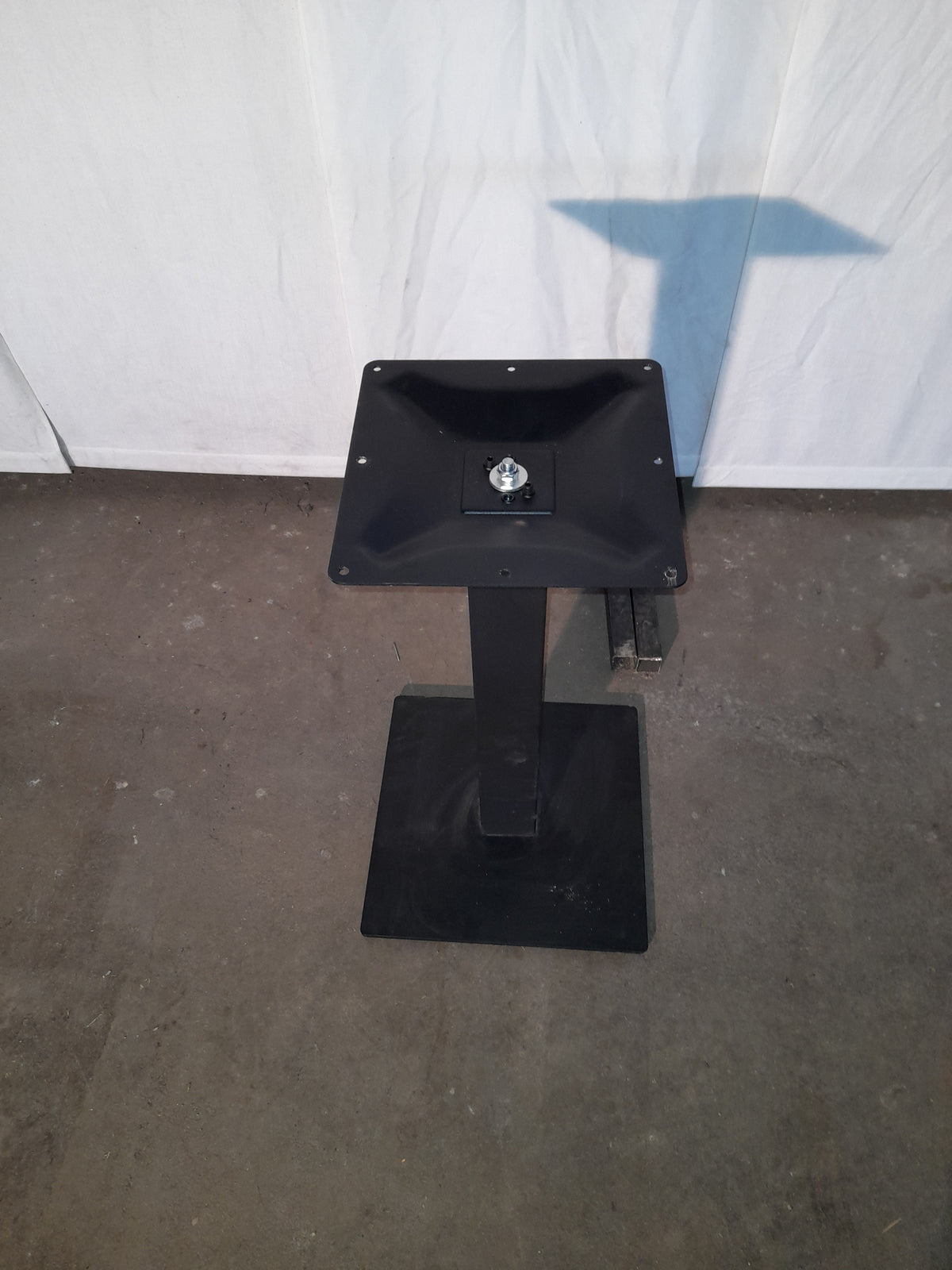 2 piantane per tavoli, colore nero, piano max 80 × 80 cm, altezza 72 cm — usate Attrezzatura da ristorazione usata Sd Service Store