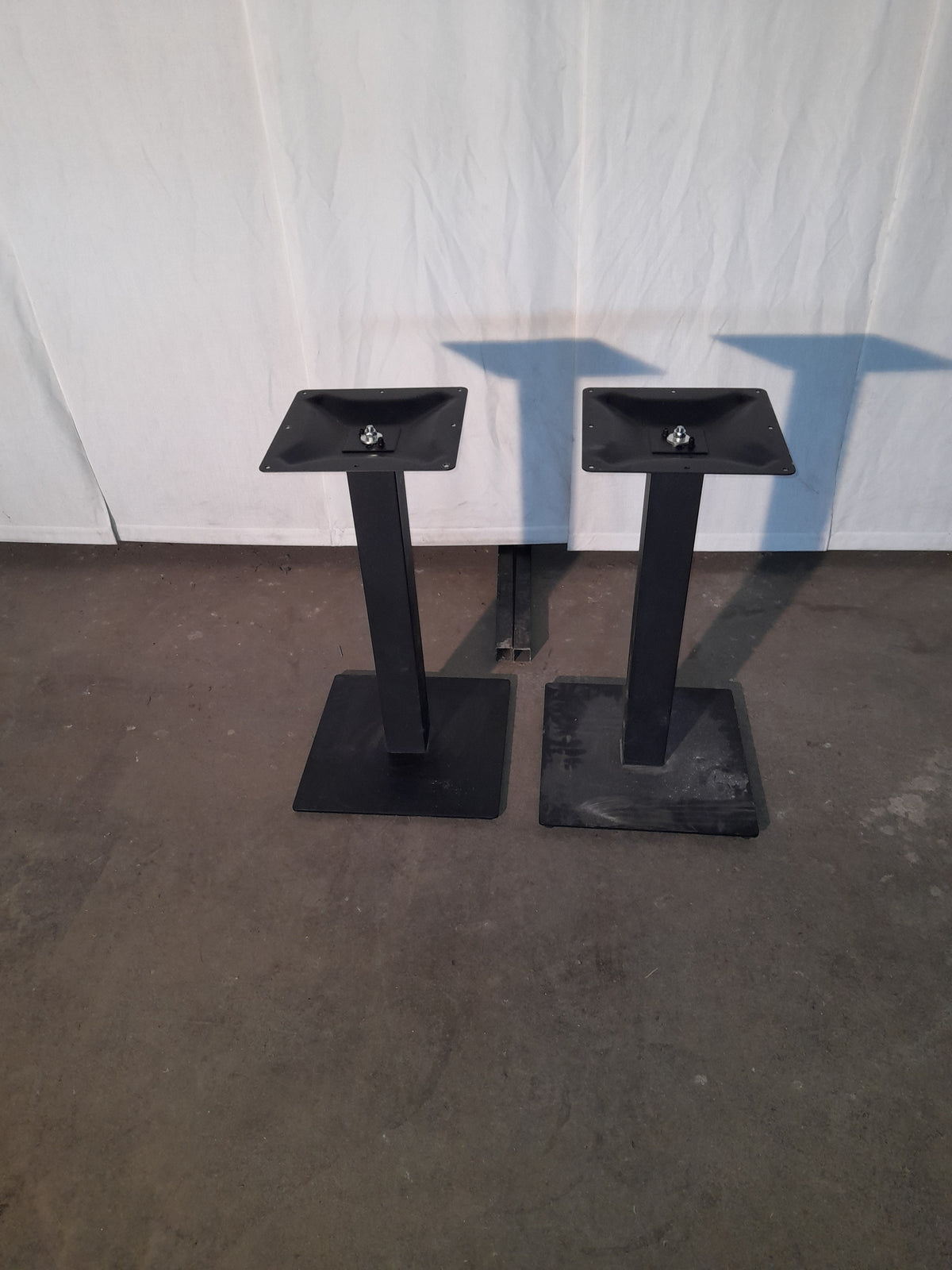 2 piantane per tavoli, colore nero, piano max 80 × 80 cm, altezza 72 cm — usate Attrezzatura da ristorazione usata Sd Service Store