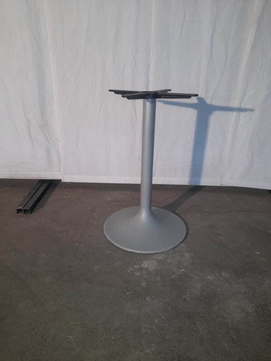 2 piantane per tavoli grigio chiaro, piano max 80 × 80 cm, H 72 cm — usate Attrezzatura da ristorazione usata Sd Service Store