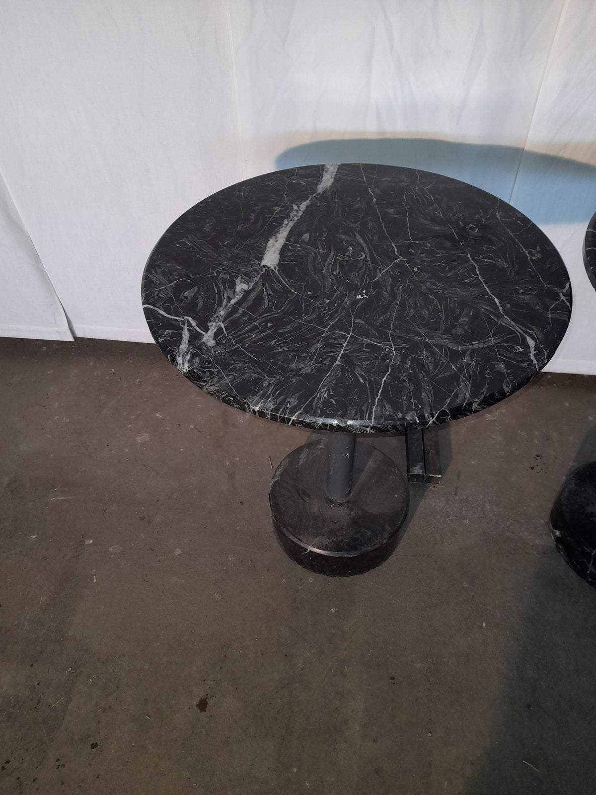 2 tavolini / bar con marmo nero, piantana in ghisa pesante, Ø 60 cm, altezza 74 cm — usati Attrezzatura da ristorazione usata Sd Service Store