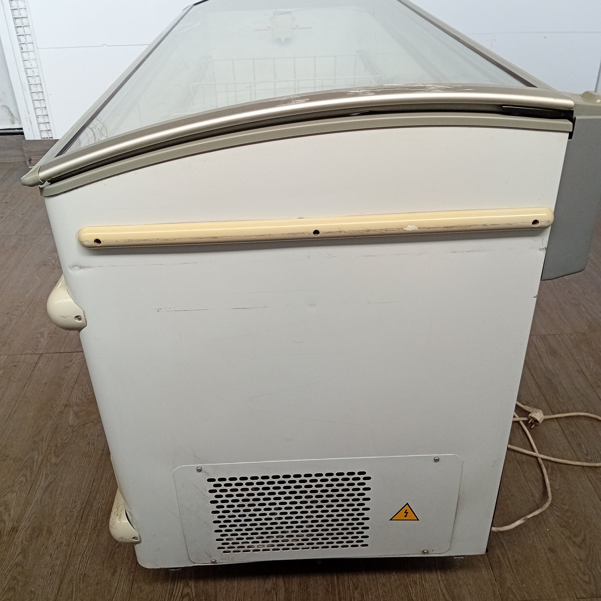 Congelatore/freezer usato, gas a norma in ottime condizioni, larghezza 170cm, altezza 86cm, profondità 80cm Attrezzatura da ristorazione usata Sd Service Store   