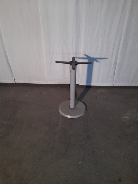 3 piantane per tavoli, colore grigio, piano max 80 × 80 cm, altezza 72,5 cm — usate Attrezzatura da ristorazione usata Sd Service Store