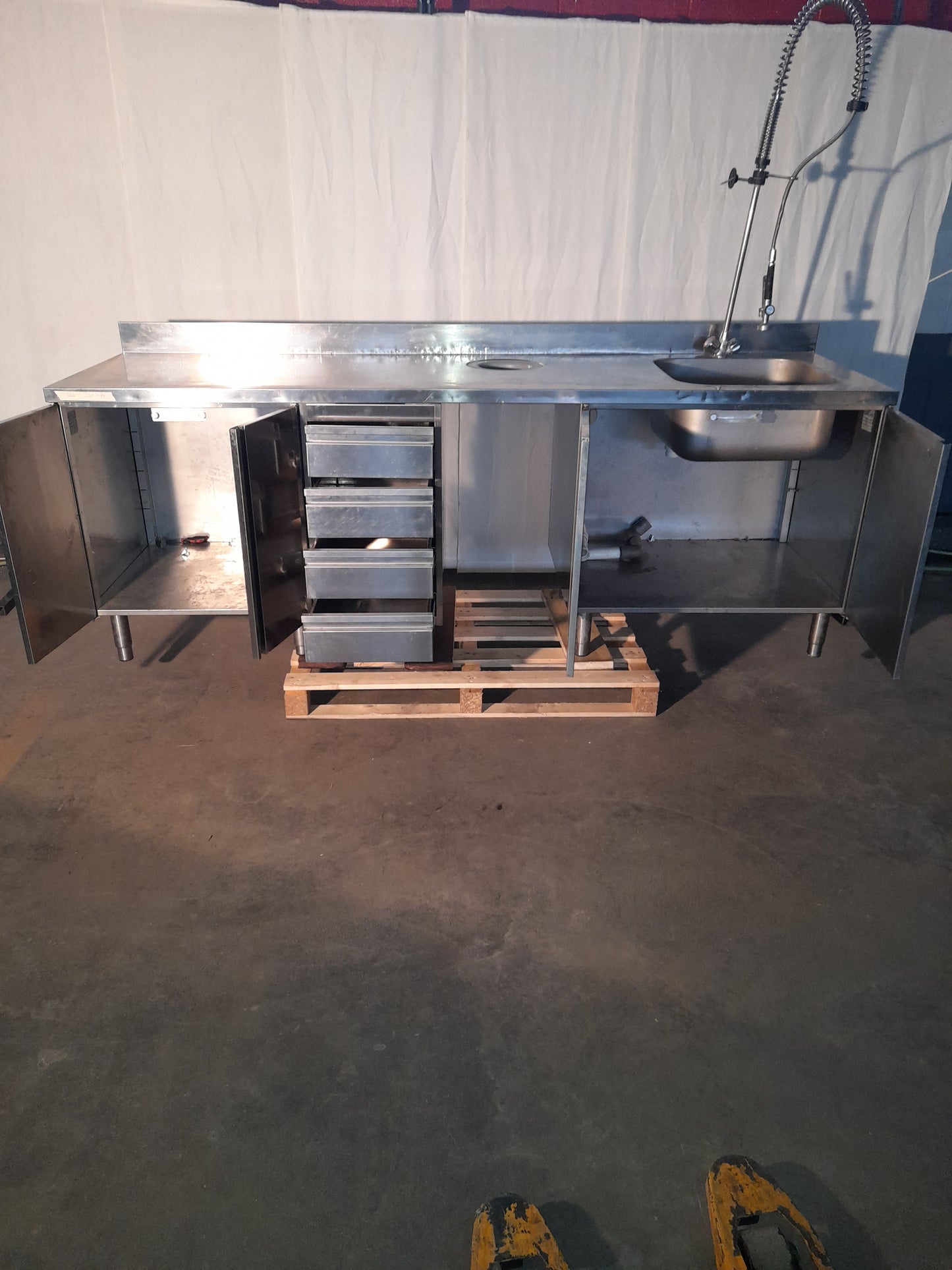 Banco usato in acciaio inox aisi 304 con 4 cassetti 2 sportelli 1 lavandino  (incluso il misc vasca lavandino 50x50x28 ) misure L 240 P 70 Alto 85 Attrezzatura da ristorazione usata Sd Service Store   