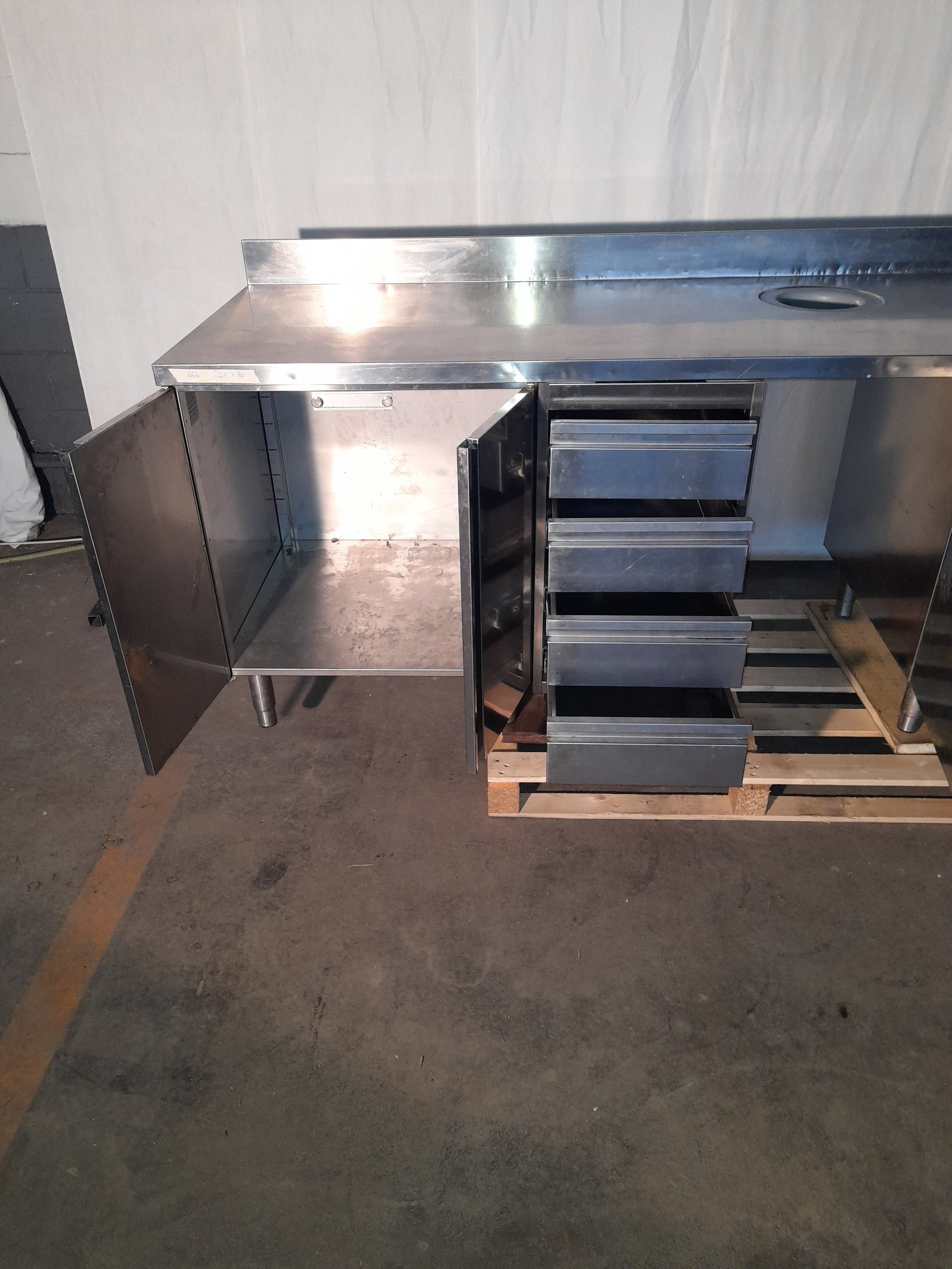 Banco usato in acciaio inox aisi 304 con 4 cassetti 2 sportelli 1 lavandino  (incluso il misc vasca lavandino 50x50x28 ) misure L 240 P 70 Alto 85 Attrezzatura da ristorazione usata Sd Service Store   