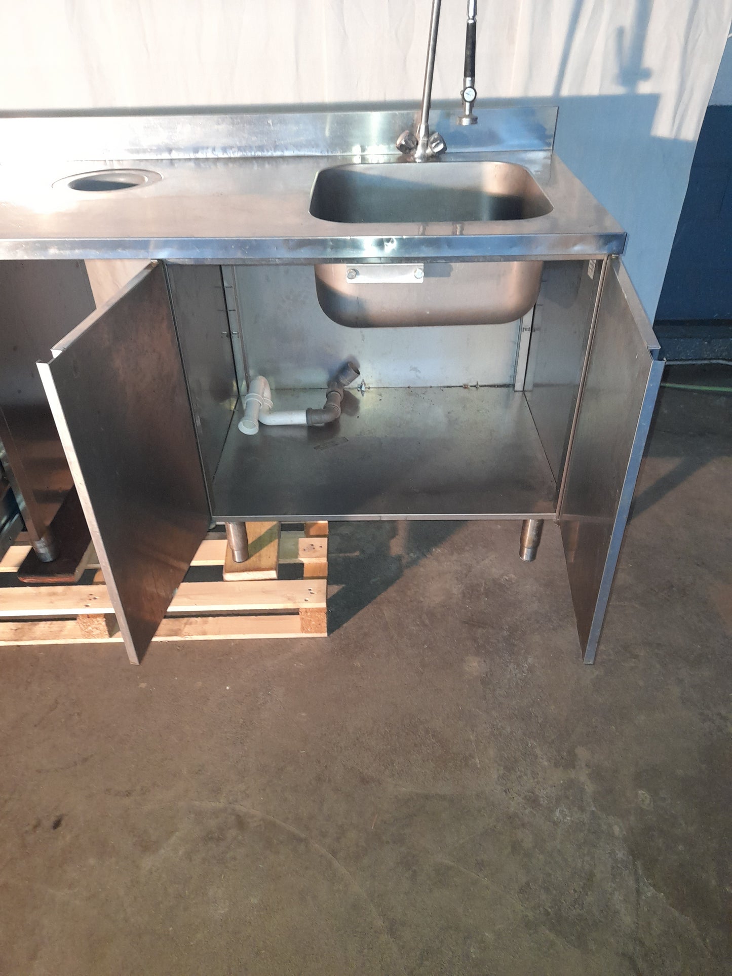 Banco usato in acciaio inox aisi 304 con 4 cassetti 2 sportelli 1 lavandino  (incluso il misc vasca lavandino 50x50x28 ) misure L 240 P 70 Alto 85 Attrezzatura da ristorazione usata Sd Service Store   