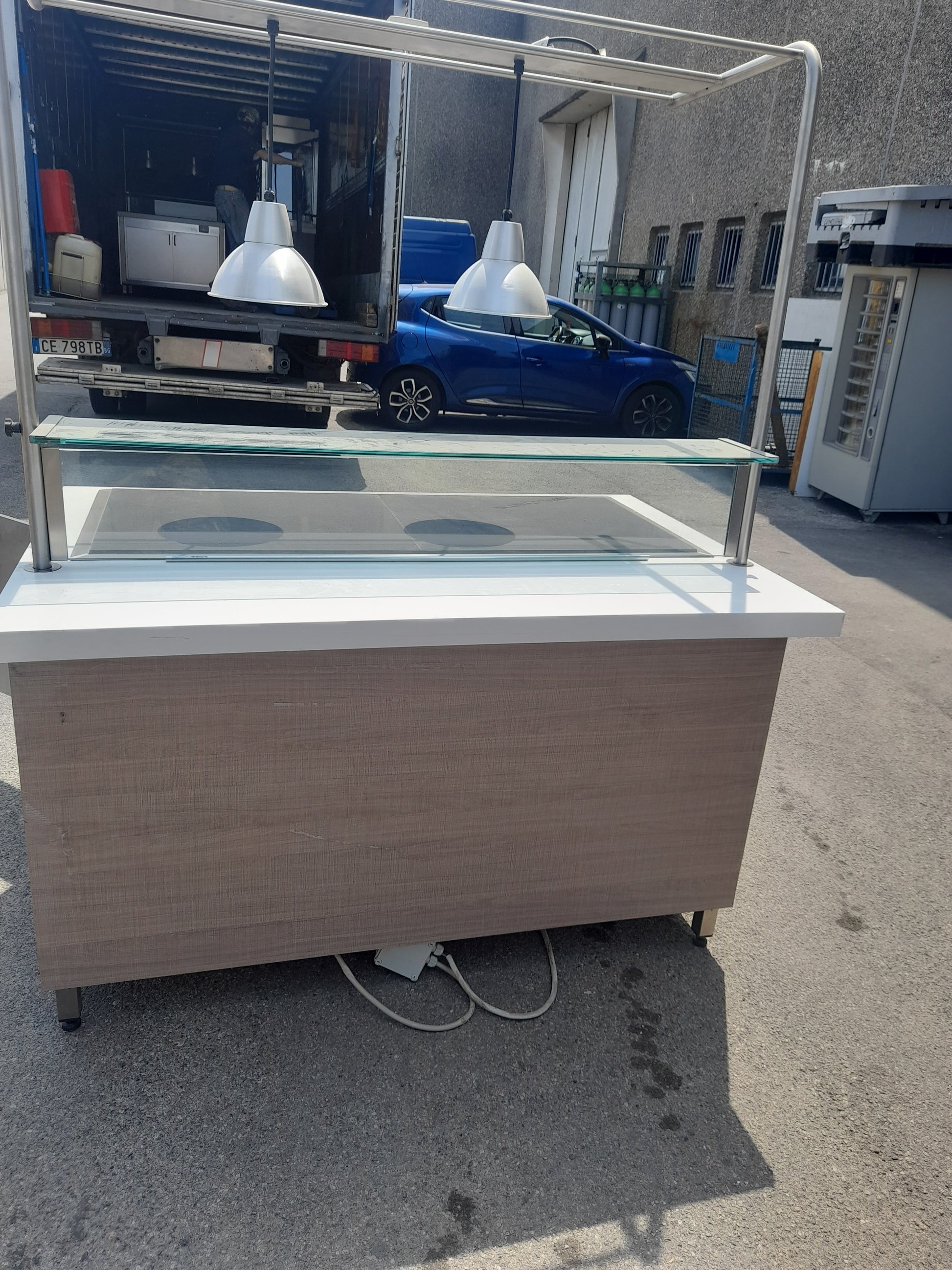 Self service usato (completo di banchi frigoriferi  2 piastre induzione e vetrina frigo per esposizione ) . totalmente modulabile ) Attrezzatura da ristorazione usata Sd Service Store   