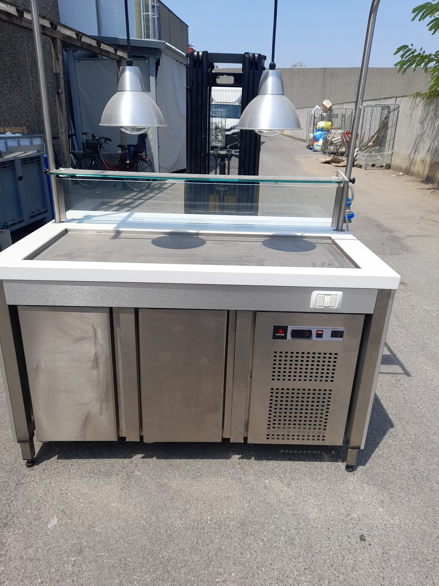 Self service usato (completo di banchi frigoriferi  2 piastre induzione e vetrina frigo per esposizione ) . totalmente modulabile ) Attrezzatura da ristorazione usata Sd Service Store   