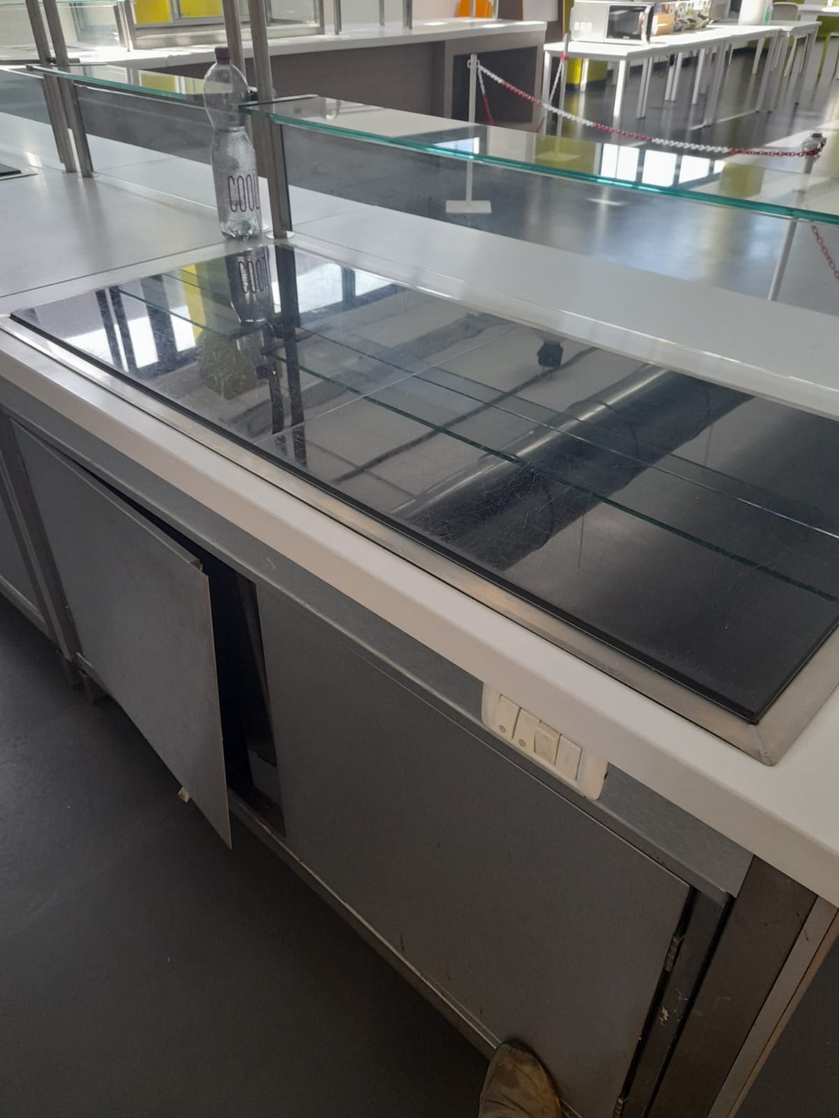 Self service usato (completo di banchi frigoriferi  2 piastre induzione e vetrina frigo per esposizione ) . totalmente modulabile ) Attrezzatura da ristorazione usata Sd Service Store   