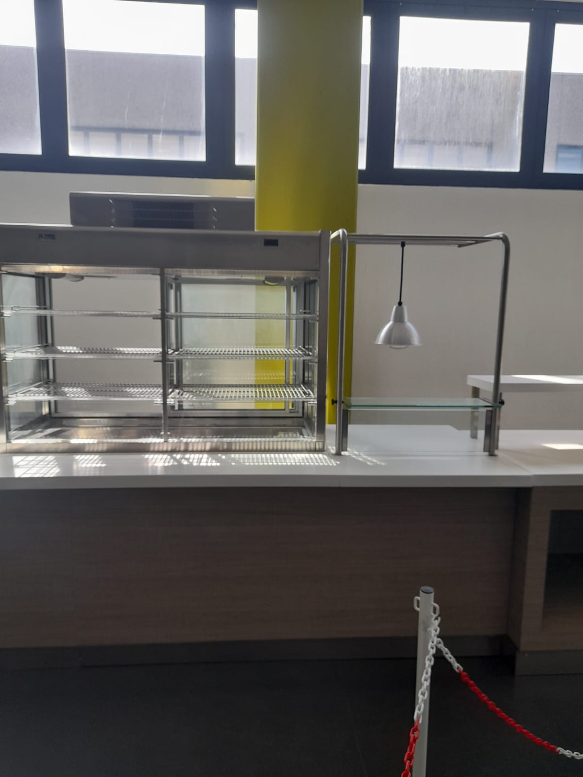 Self service usato (completo di banchi frigoriferi  2 piastre induzione e vetrina frigo per esposizione ) . totalmente modulabile ) Attrezzatura da ristorazione usata Sd Service Store   