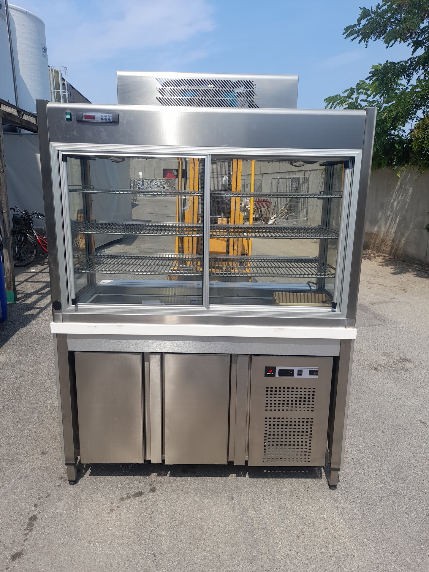 Self service usato (completo di banchi frigoriferi  2 piastre induzione e vetrina frigo per esposizione ) . totalmente modulabile ) Attrezzatura da ristorazione usata Sd Service Store   