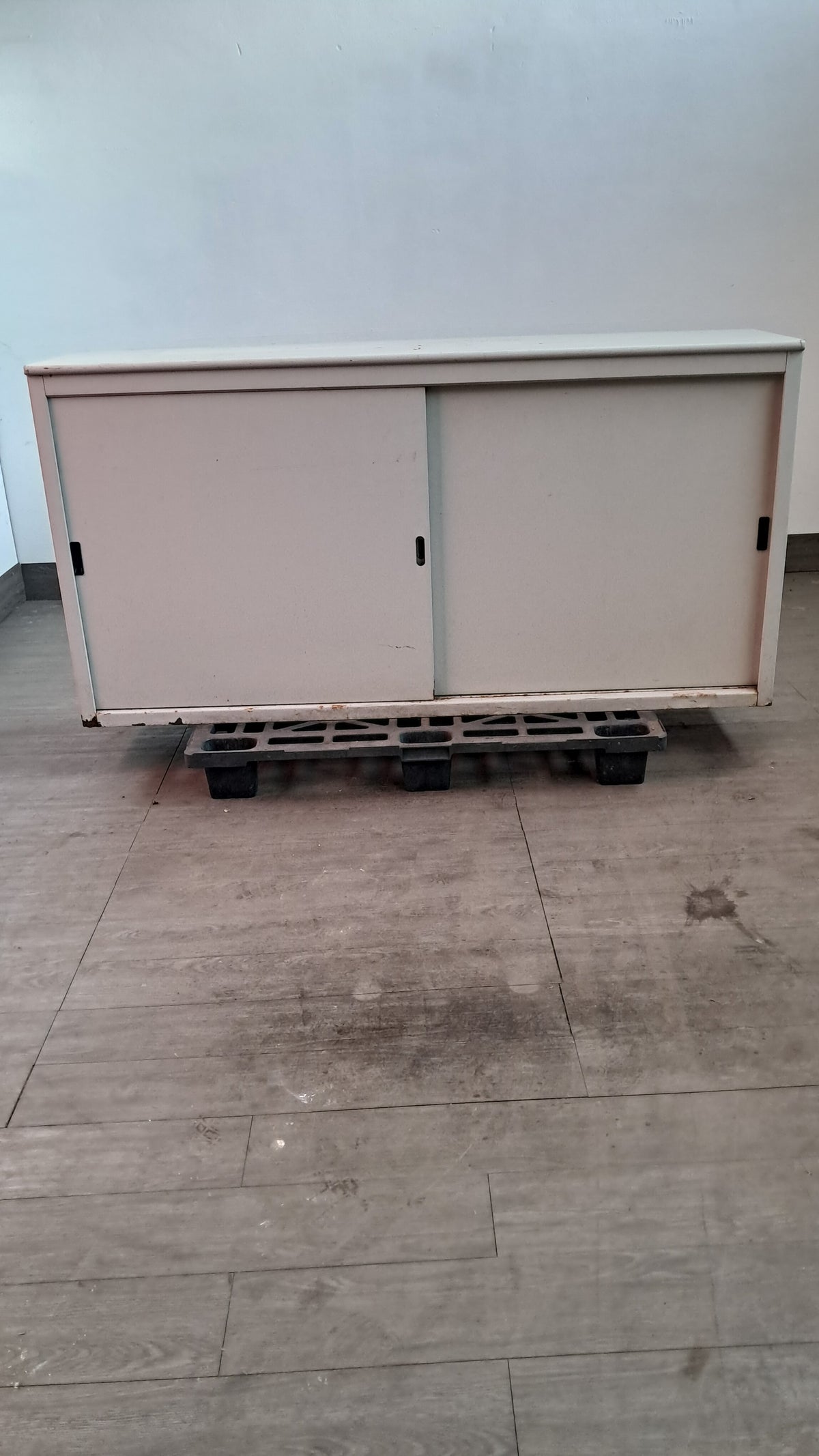 Armadio in ferro usato con due ante scorrevoli, 180 × 47 × 90 cm