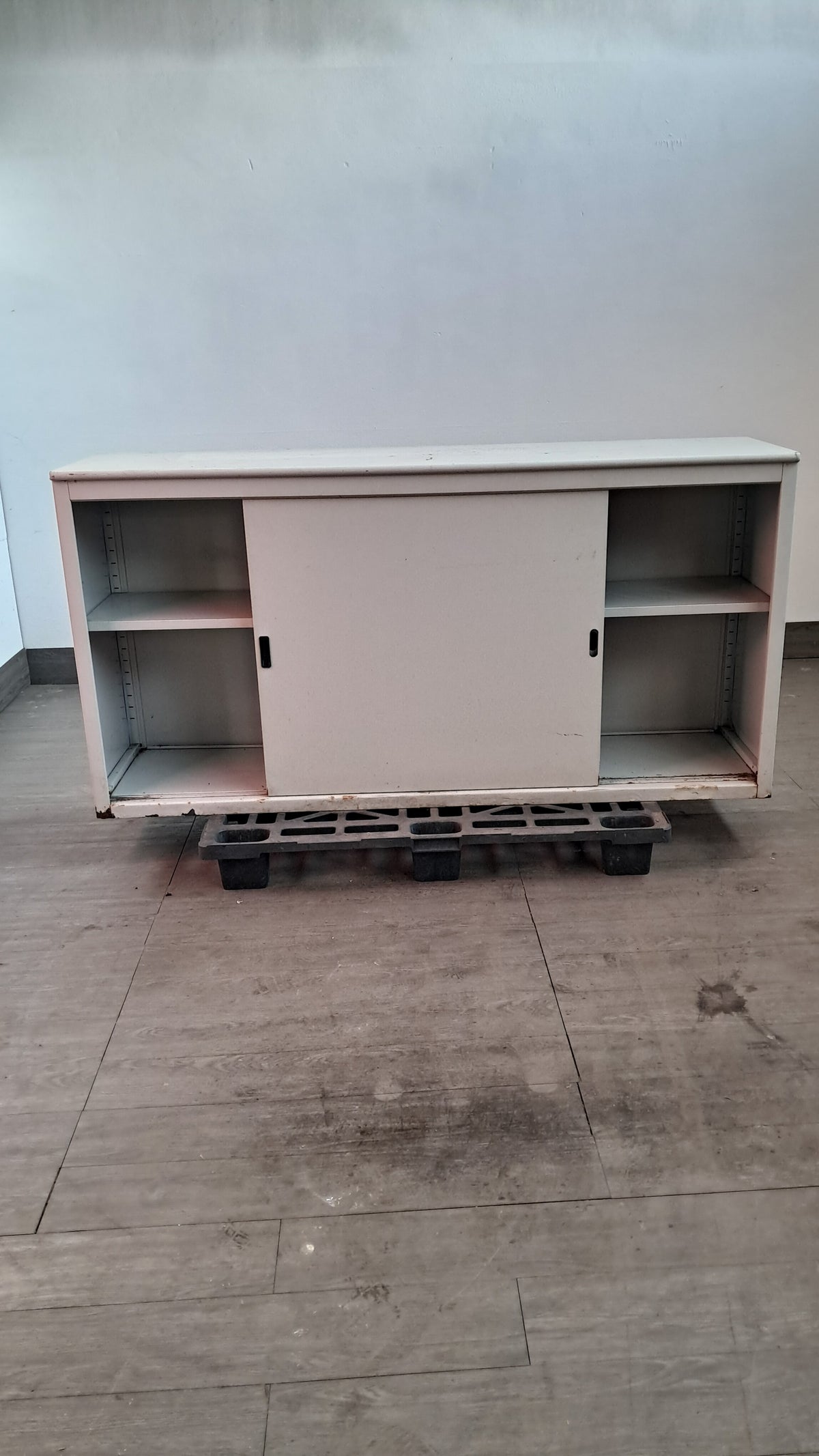 Armadio metallico usato da 180 × 47 × 90 cm con un ripiano interno