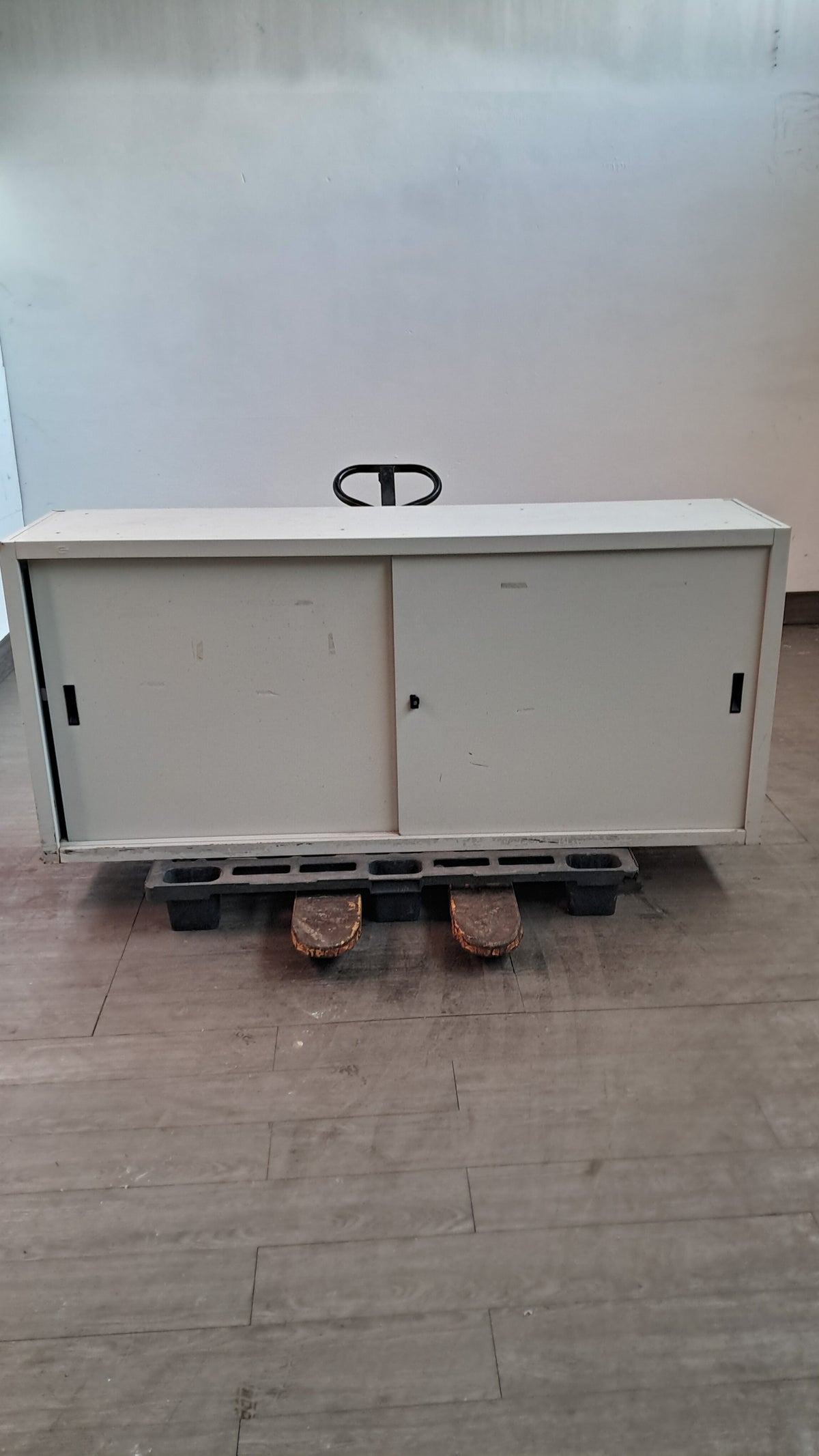 Armadio in ferro usato con due ante scorrevoli, 180 × 45 × 80 cm