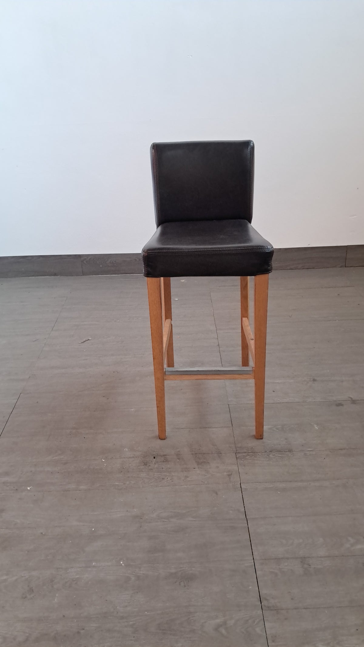 Set di arredo usato composto da tavolo in legno e quattro sedie in ecopelle