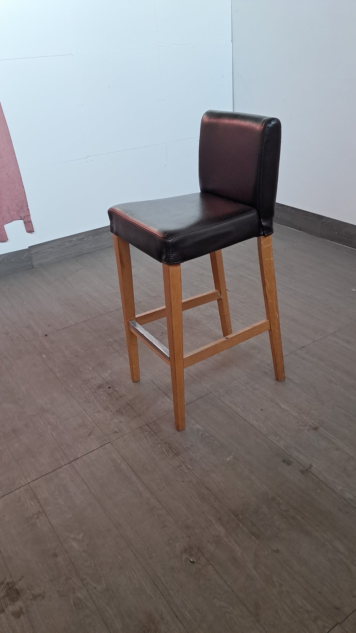 Tavolo in legno alto 105 cm con sedie alte 75 cm, usato