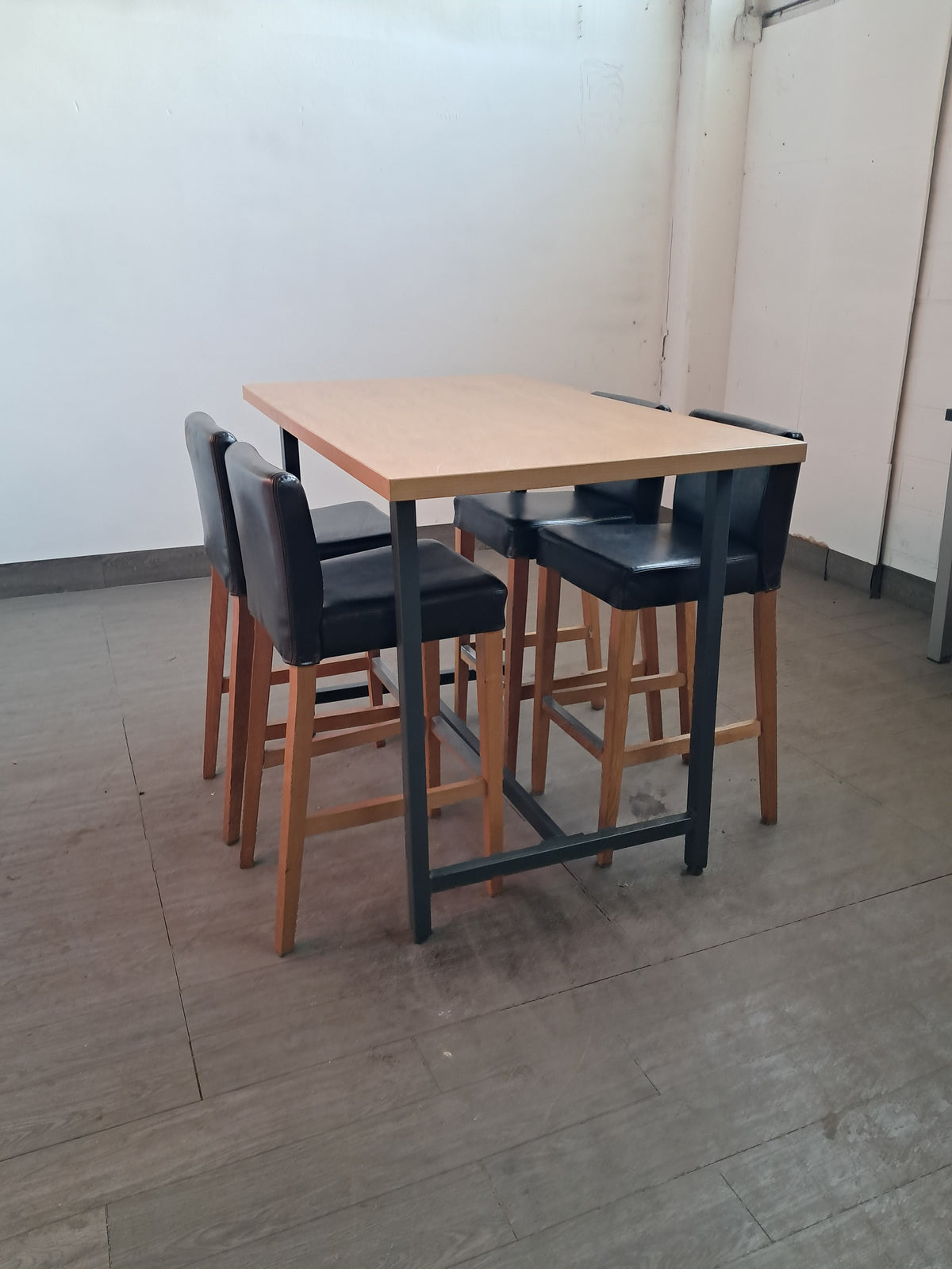 Tavolo alto in legno usato con quattro sedie in ecopelle incluse