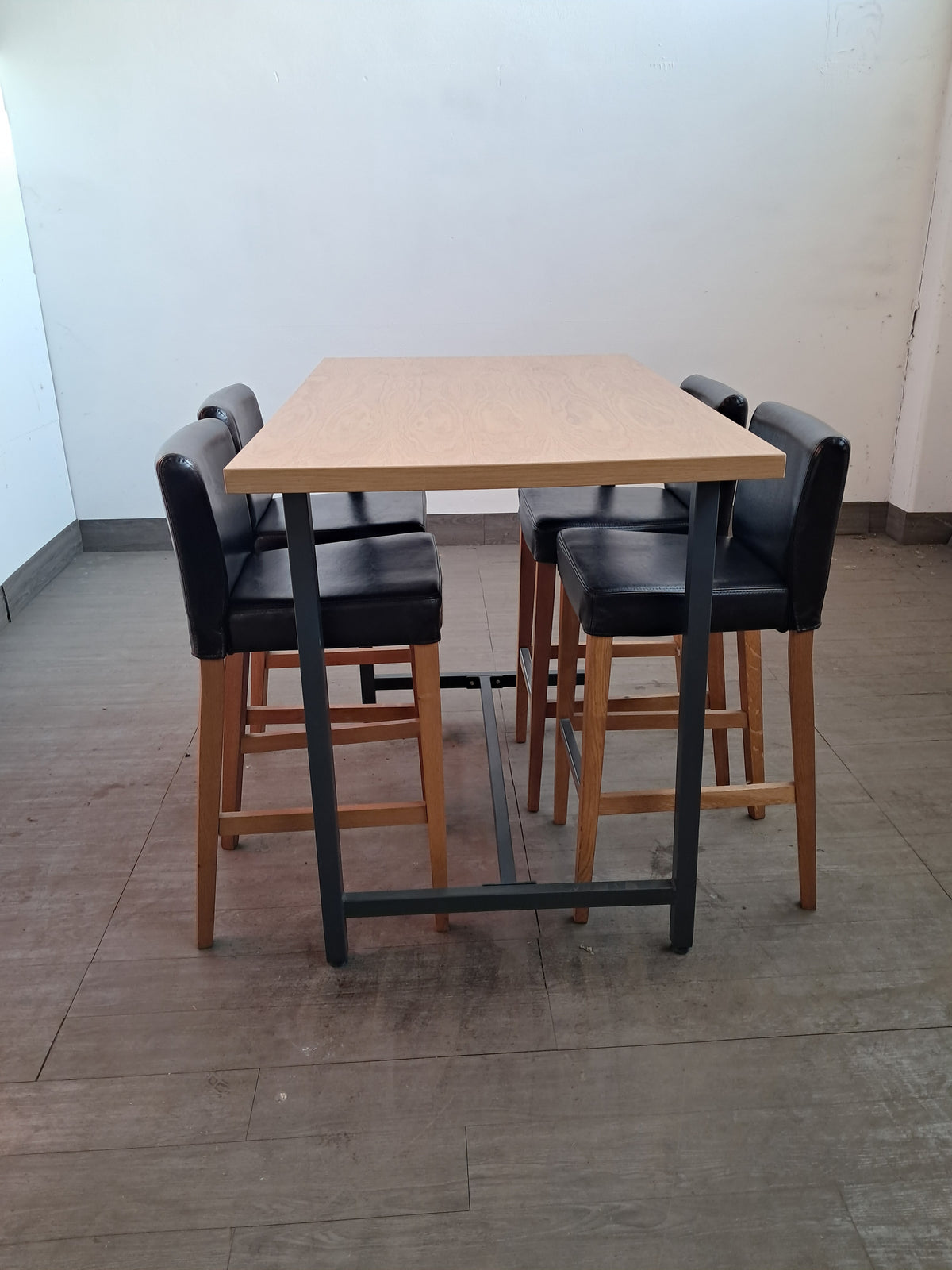 Set usato con tavolo in legno da 140 × 85 cm e quattro sedie in ecopelle
