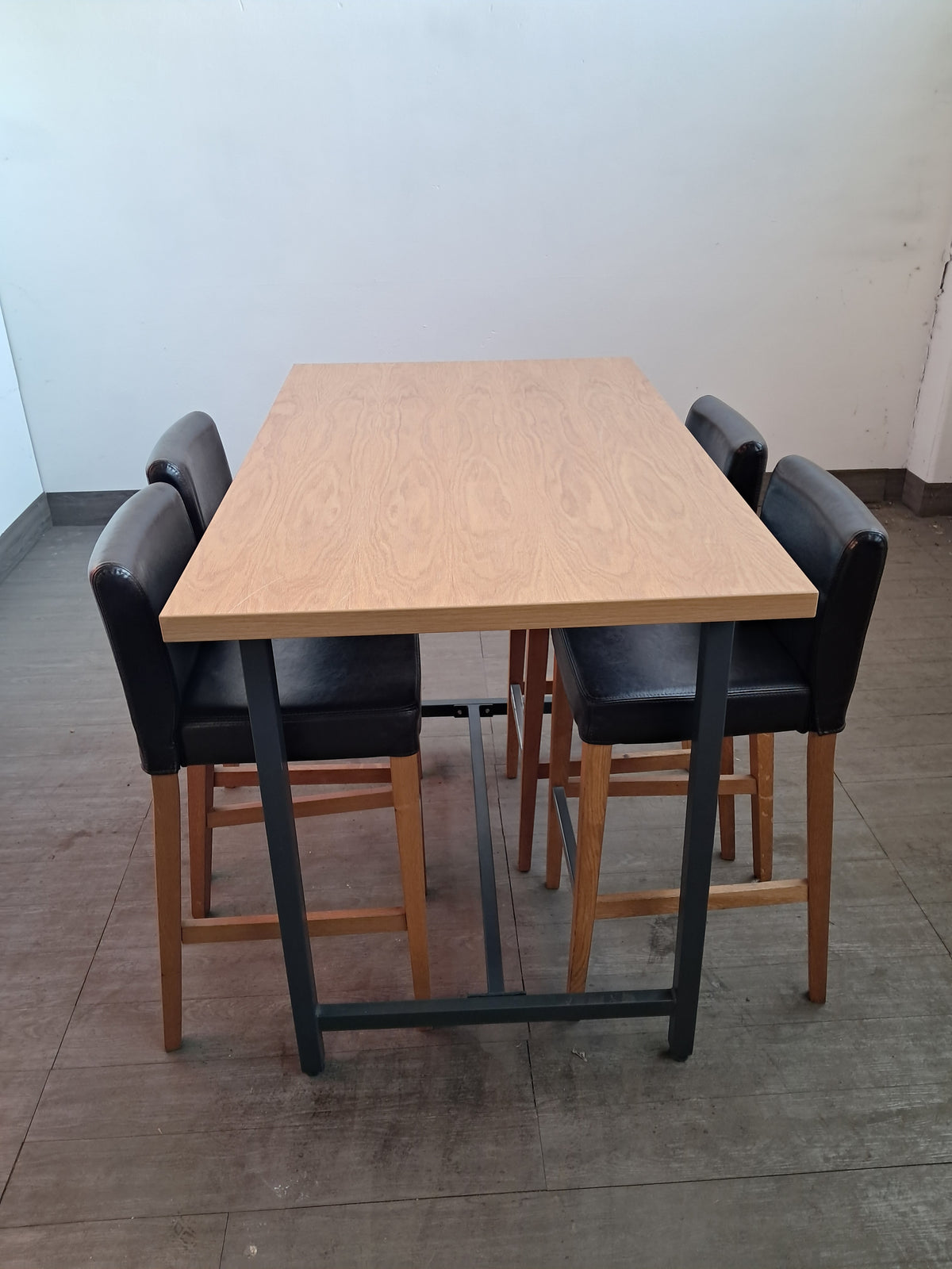 Tavolo in legno usato da 140 × 85 × 105 cm con quattro sedie in ecopelle
