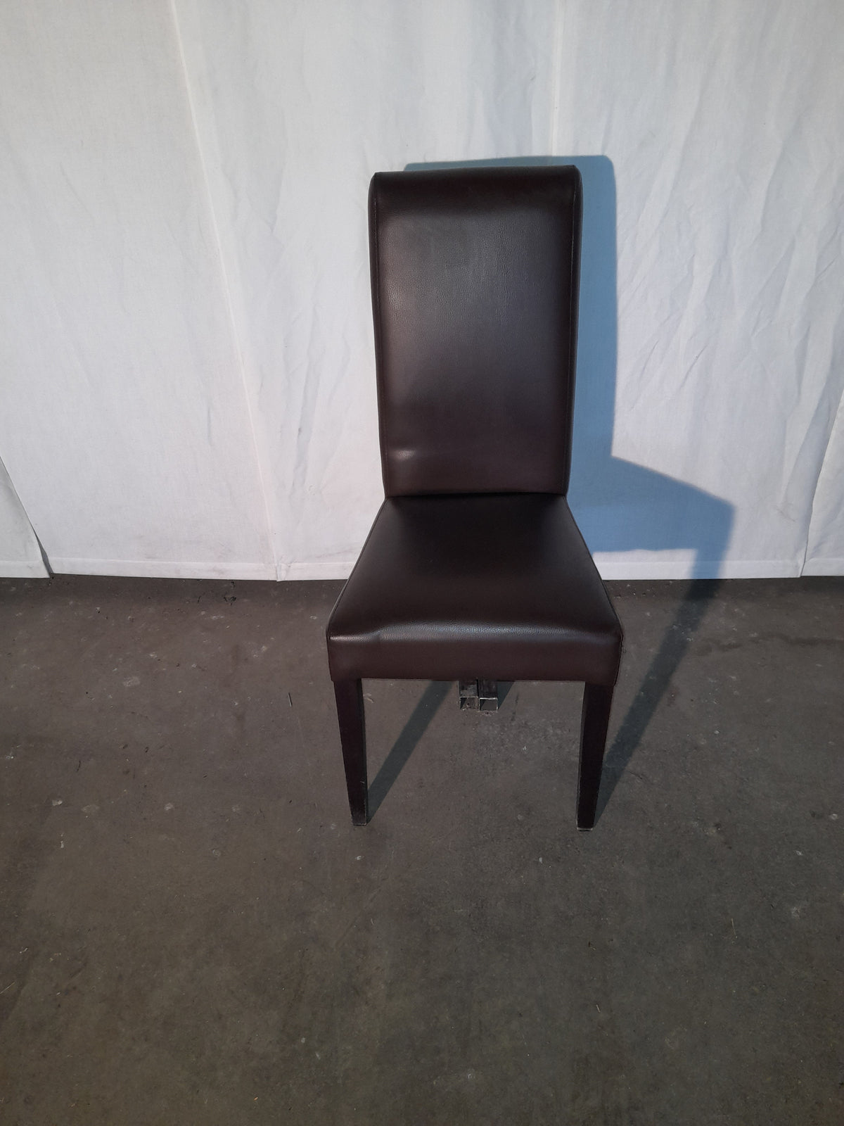 8 sedie in eco-pelle, colore scuro, altezza seduta 47 cm — usate Attrezzatura da ristorazione usata Sd Service Store