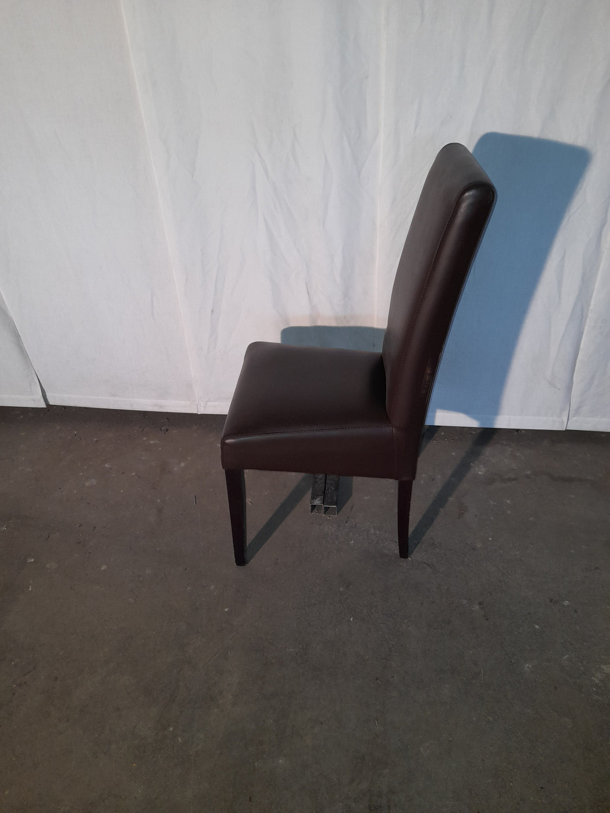 8 sedie in eco-pelle, colore scuro, altezza seduta 47 cm — usate Attrezzatura da ristorazione usata Sd Service Store