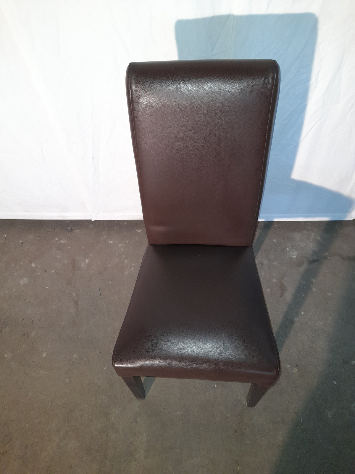8 sedie in eco-pelle, colore scuro, altezza seduta 47 cm — usate Attrezzatura da ristorazione usata Sd Service Store