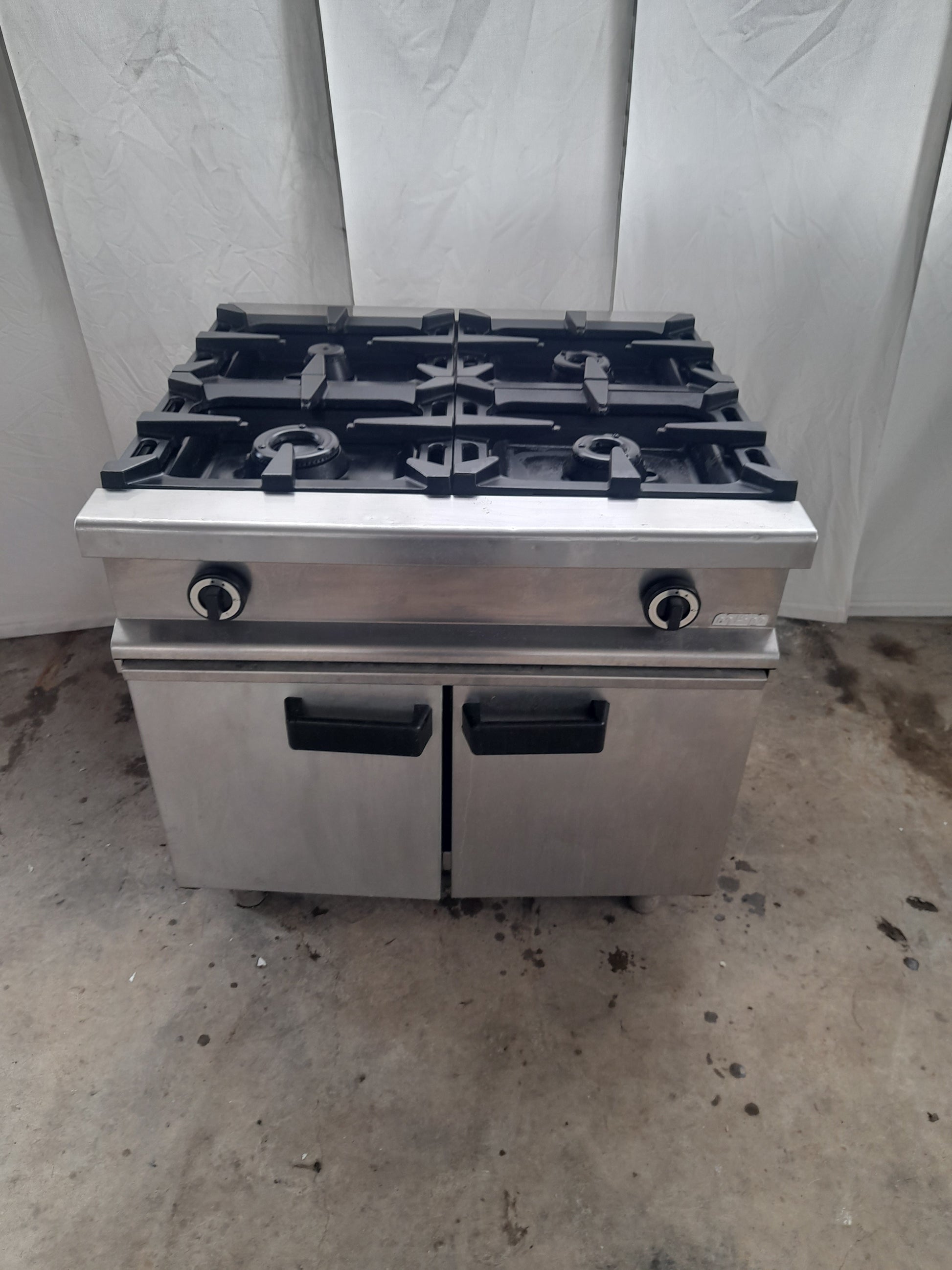 Cucina usata 4 fuochi a gas  senza forno (marca MBM posizionamento centrale ) L90 P 90 Alta 85 Attrezzatura da ristorazione usata Sd Service Store   