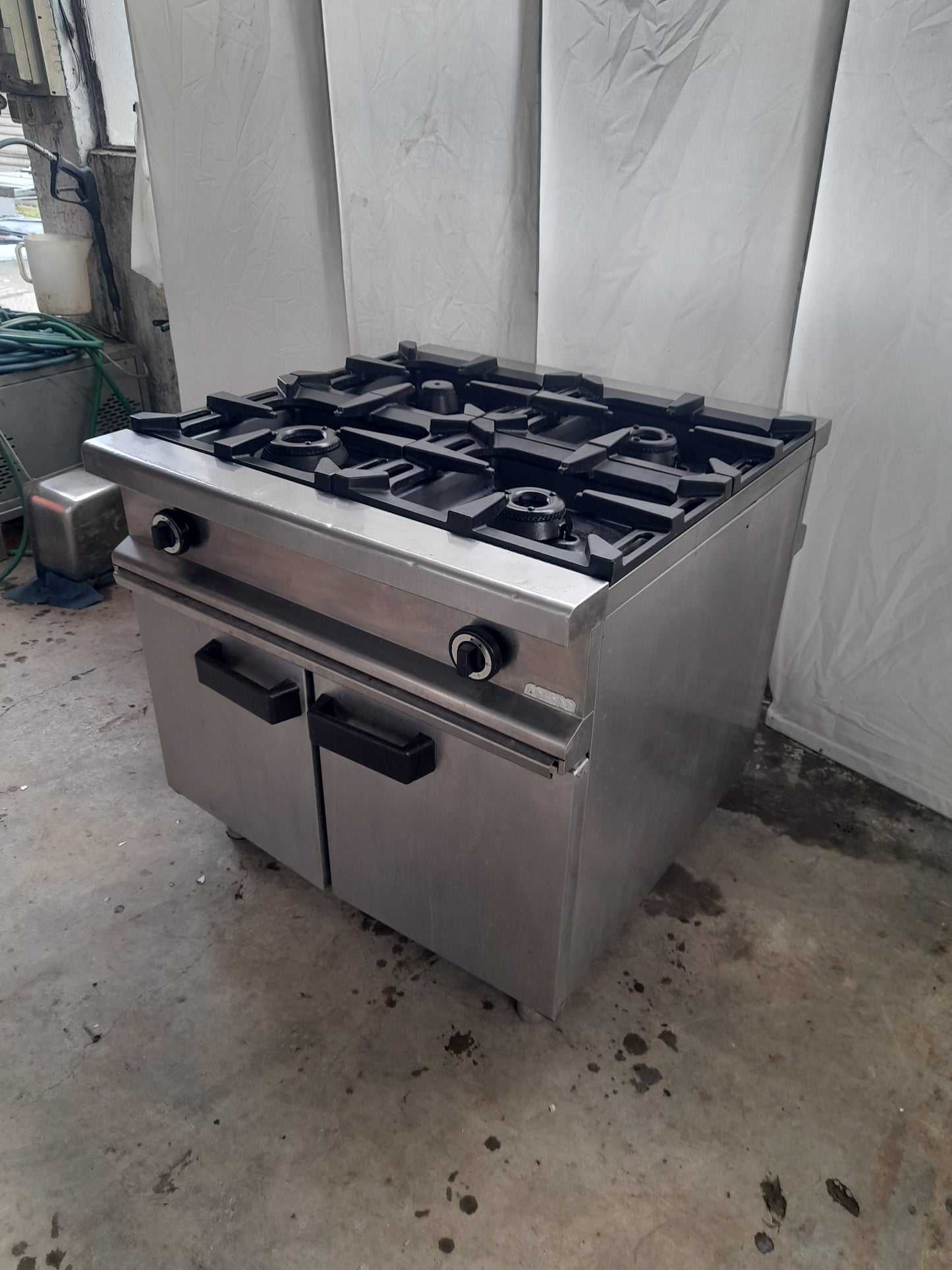 Cucina usata 4 fuochi a gas  senza forno (marca MBM posizionamento centrale ) L90 P 90 Alta 85 Attrezzatura da ristorazione usata Sd Service Store   