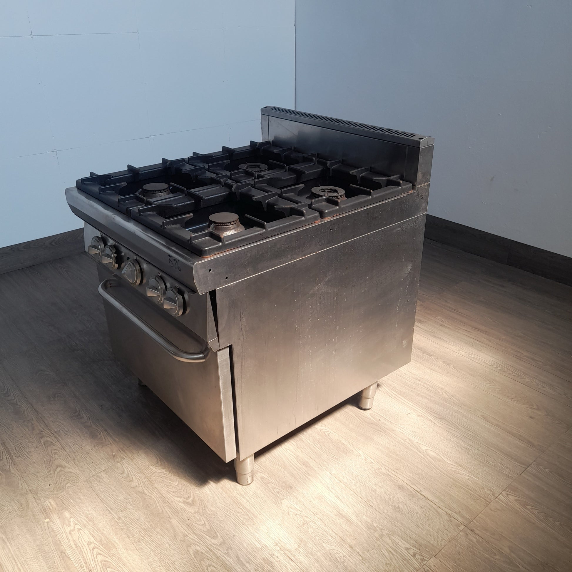 Cucina usata 4 fuochi a gas con forno elettrico 380v (marca Modular) L 80 P 90 Alta 85 Attrezzatura da ristorazione usata Sd Service Store