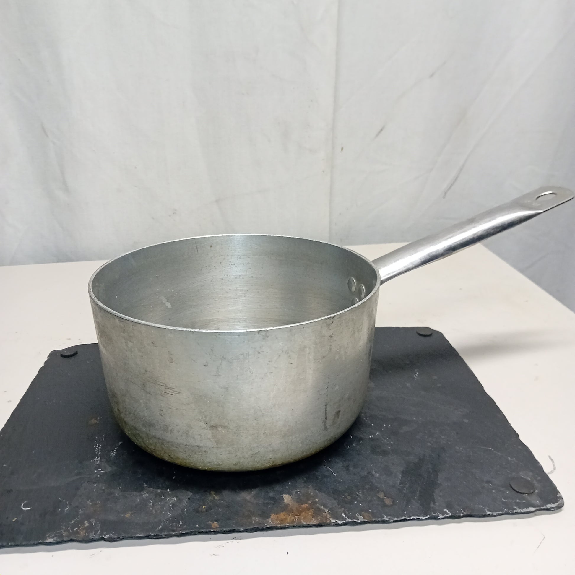 Pentola con manico in alluminio, diametro 20cm, altezza 10cm, usata per ristorazione Attrezzatura da ristorazione usata Sd Service Store