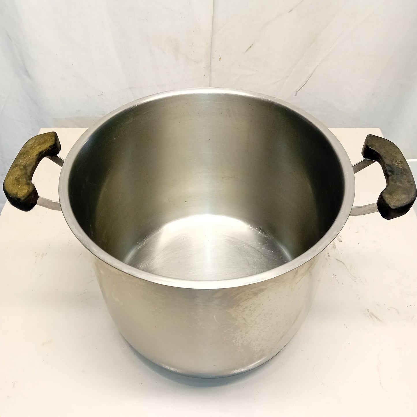 Pentola con coperchio a induzione, acciaio inox 18/12, diametro 30cm, altezza 22cm,usata per la risorazione Attrezzatura da ristorazione usata Sd Service Store
