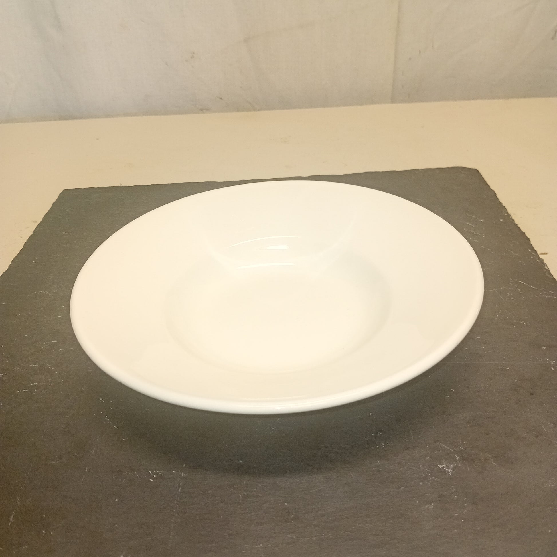 Piatti fondi in porcellana vetrificata, diametro 20cm, marca Dudson, usati per la ristorazione Attrezzatura da ristorazione usata Sd Service Store