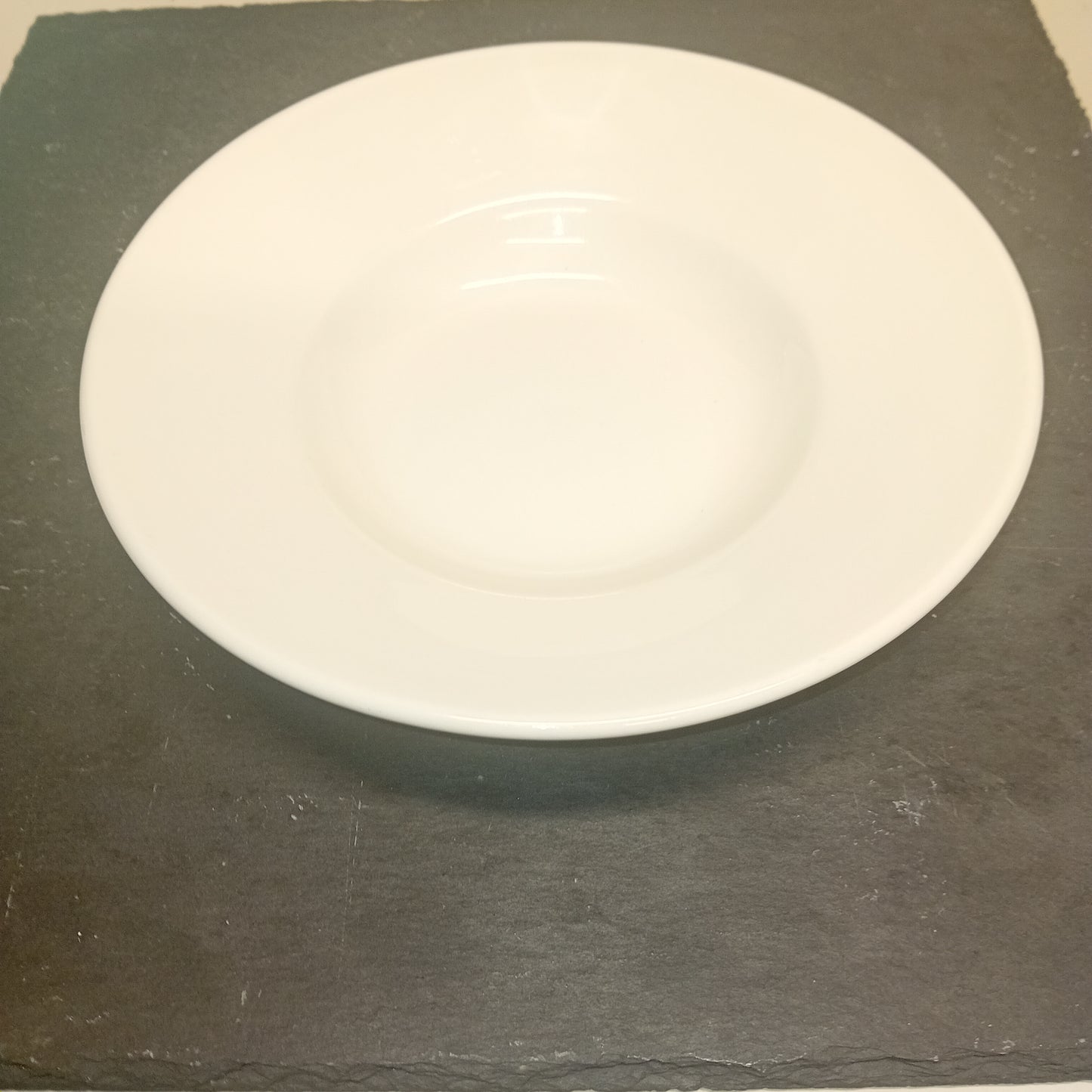 Piatti fondi in porcellana vetrificata, diametro 20cm, marca Dudson, usati per la ristorazione Attrezzatura da ristorazione usata Sd Service Store