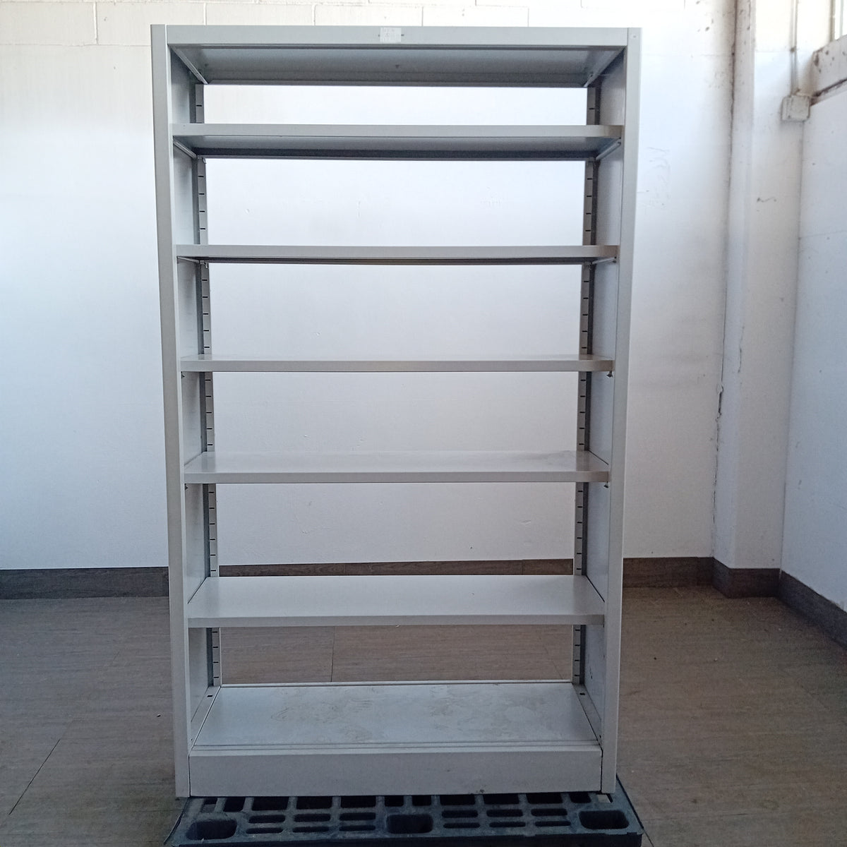 Armadio in ferro con 5 ripiani, L 120 cm, P 45 cm, H 200 cm — usato Attrezzatura da ristorazione usata Sd Service Store