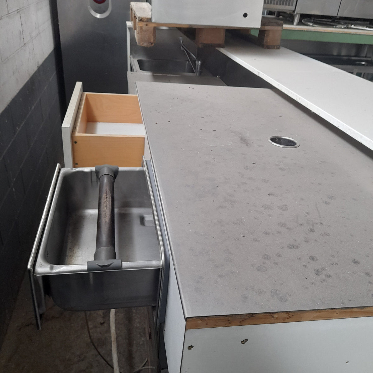 Bancone bar con piano in marmo, lunghezza 340 cm, misure in foto — usato Attrezzatura da ristorazione usata Sd Service Store