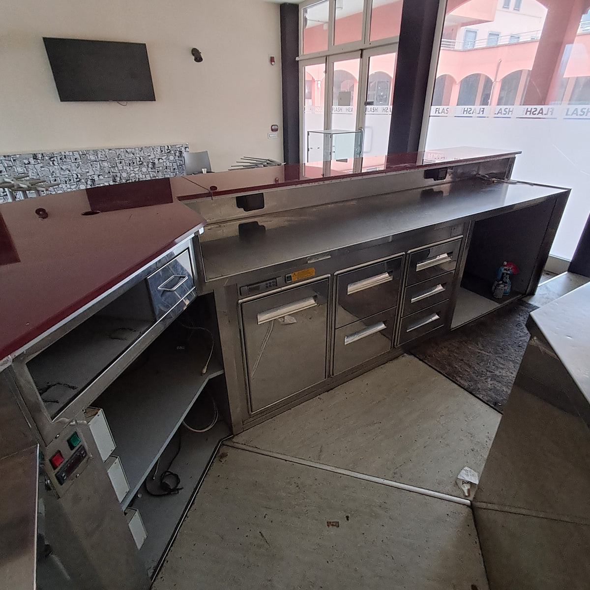 Banco bar a L con retrobanco e frigoriferi — usato Attrezzatura da ristorazione usata Sd Service Store
