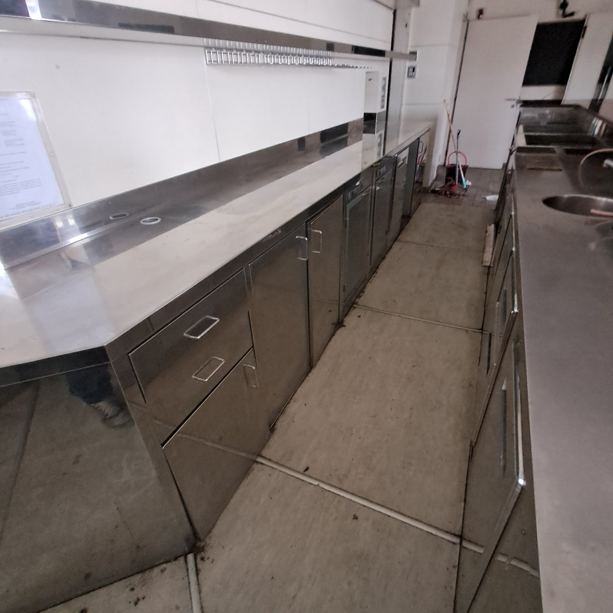 Banco bar a L con retrobanco e frigoriferi — usato Attrezzatura da ristorazione usata Sd Service Store